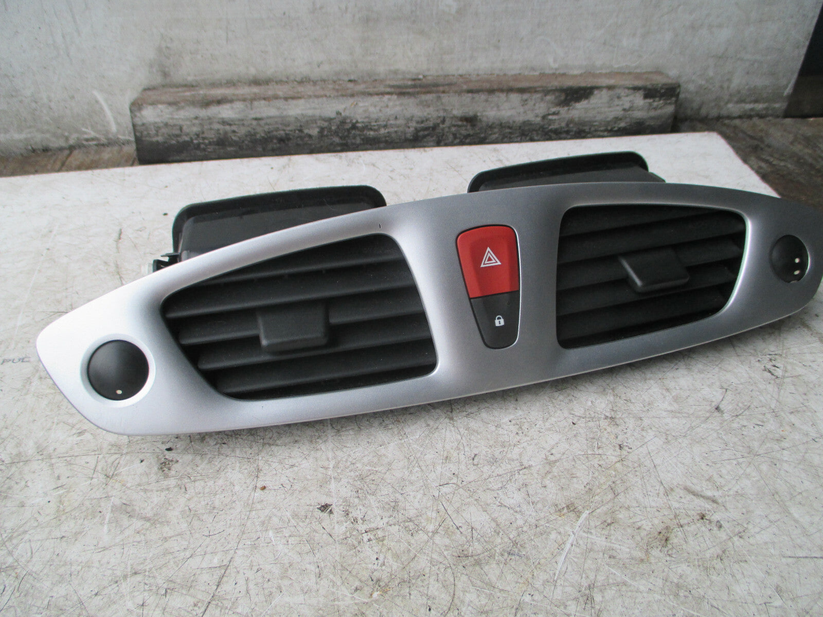RENAULT SCENIC MK3 2012 DASHBOARD CENTRE AIR VENTS 682600031R