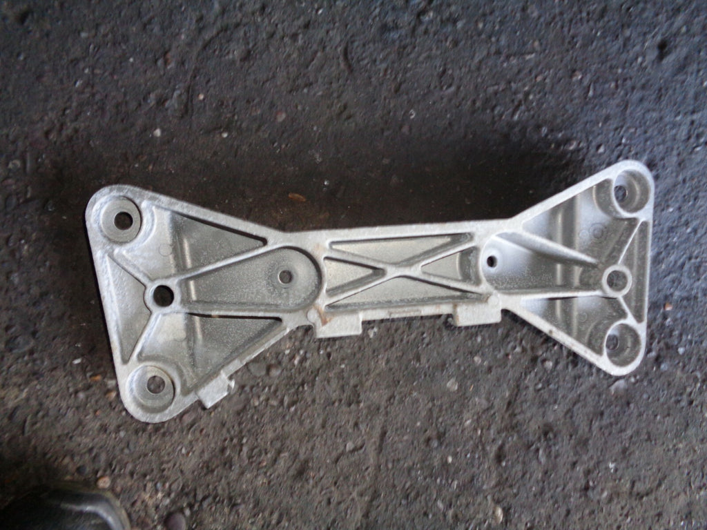 BMW 3 SERIES F30 GEARBOX SUPPORTING MOUNT BRACKET 6861402