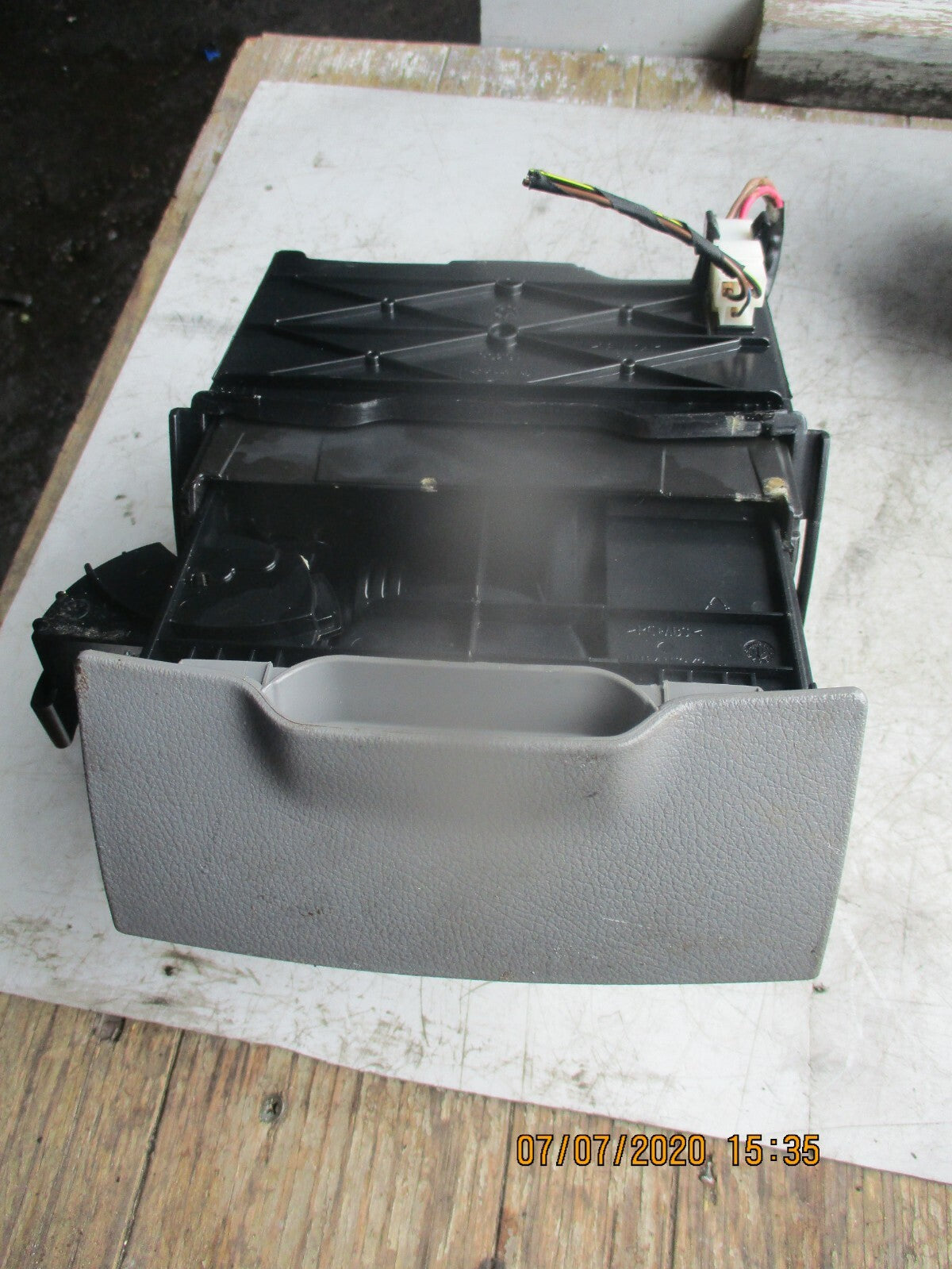 VW VOLKSWAGEN 2015 CRAFTER MK1 CENTRE CONSOLE CUP HOLDER A906 689 00 47