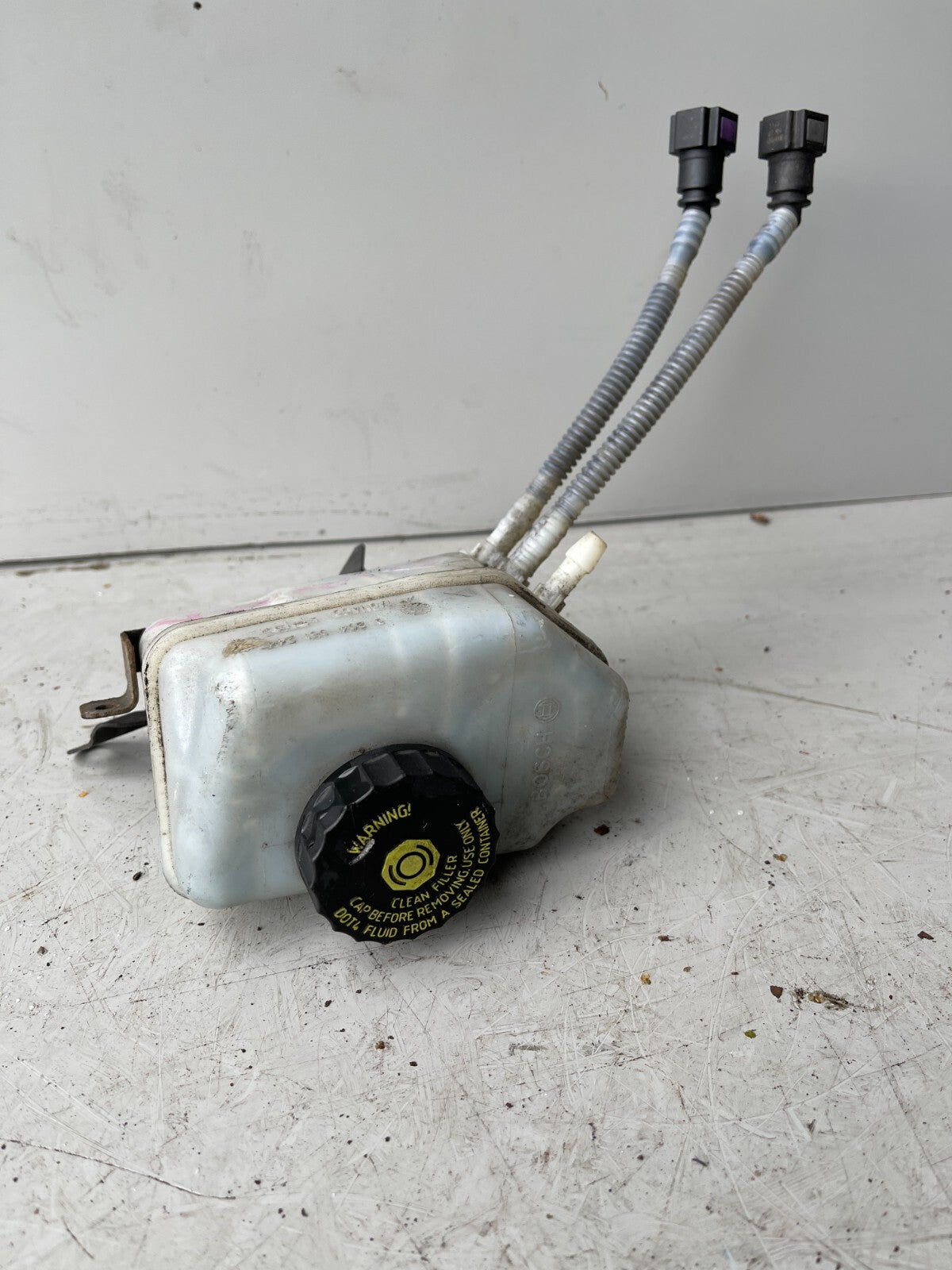 VAUXHALL CORSA E BRAKE FLUID RESERVOIR 55701378