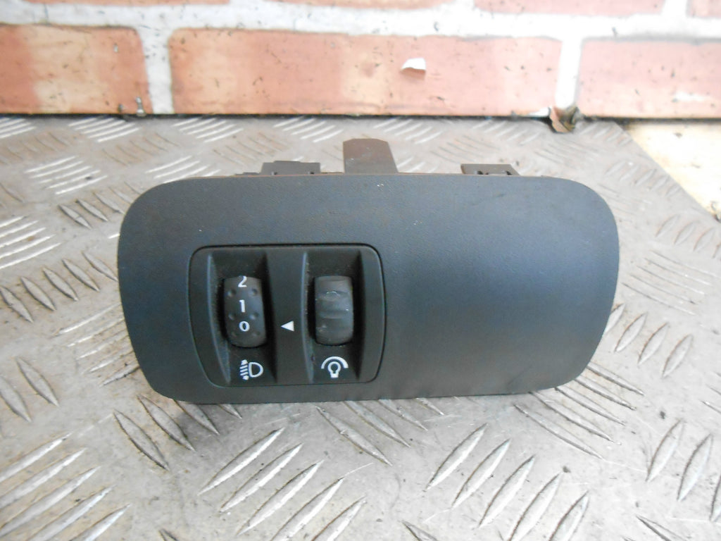 RENAULT MEGANE MK2 2003 HEADLIGHT AIM CONTROL SWITCH & TRIM 8200095495B