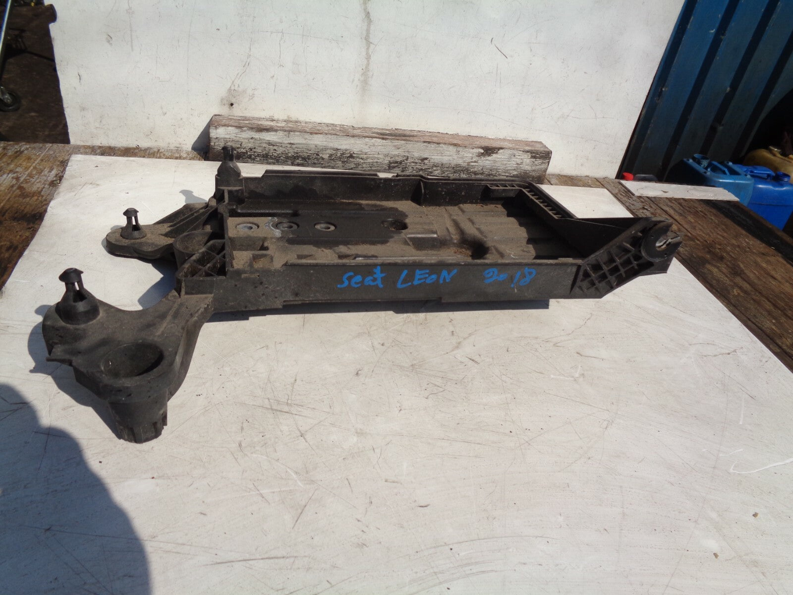 SEAT LEON MK3 2018 BATTERY TRAY CONSOLE HOLDER 5Q0915321