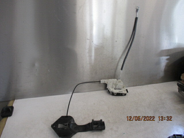 2015 VOLKSWAGEN CRAFTER NSF PASSENGER SIDE FRONT DOOR LOCK MECHANISM 45011168