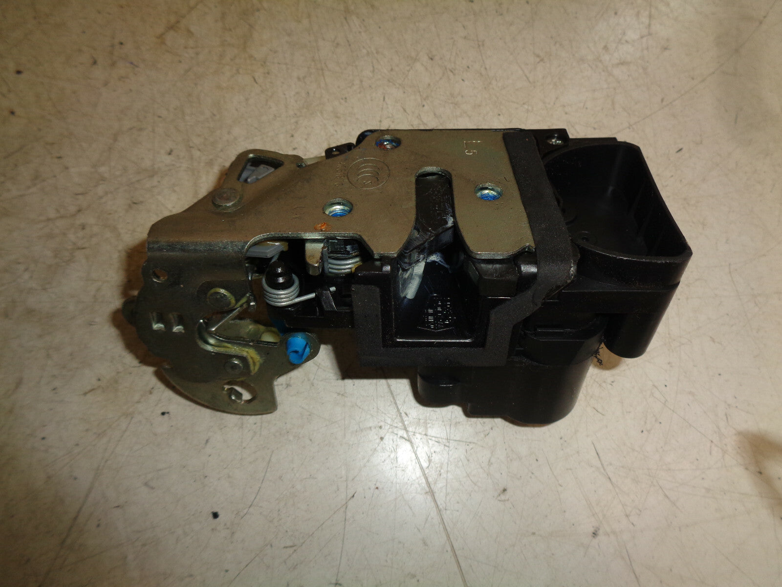 VAUXHALL VIVA 2017 1.0 PETROL NSF PASSENGER SIDE FRONT DOOR LOCK MECHANISM