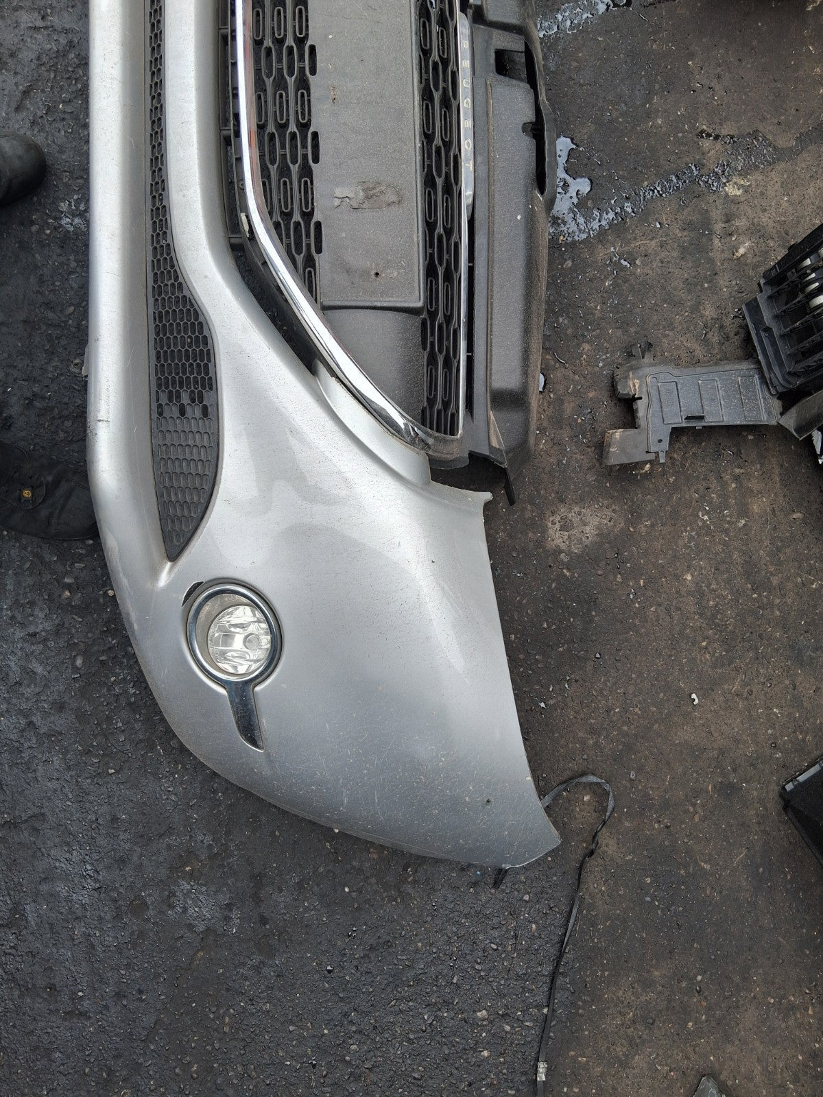 2012 PEUGEOT 208 COMPLETE FRONT BUMPER WITH FOG LIGHTS & GRILLE SILVER