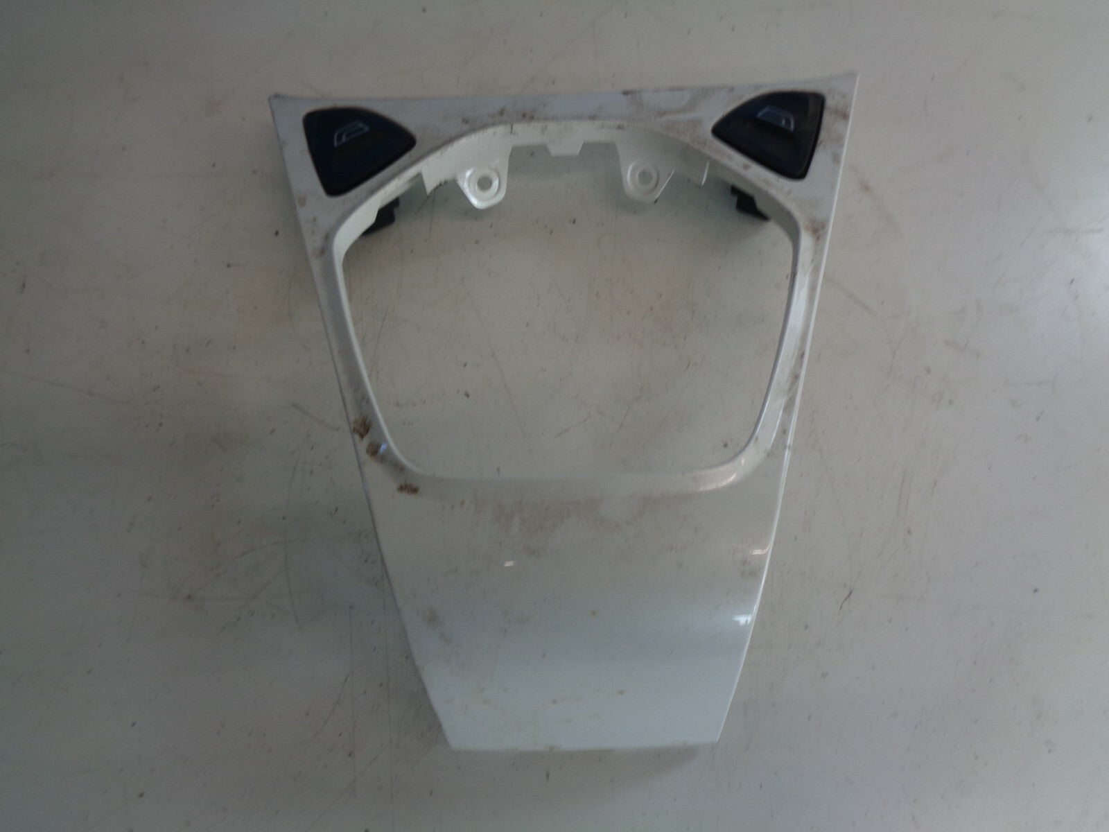 FORD KA MK2 2011 WINDOW CONTROL SWITCHES GEARSTICK SURROUND TRIM METALLIC WHITE
