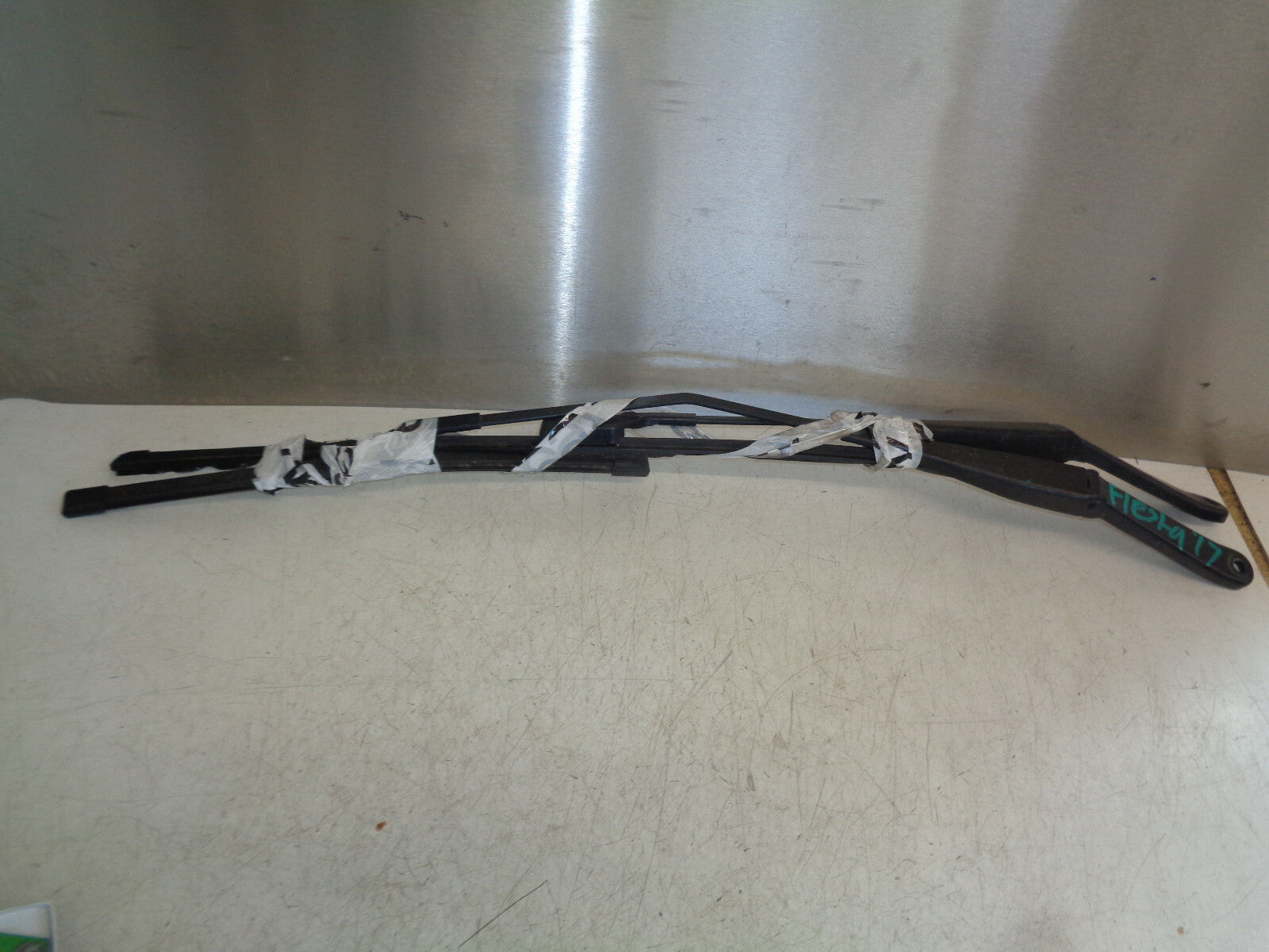 FORD FIESTA MK7 2017 FRONT WINDSCREEN WIPER ARMS + BLADE PAIR