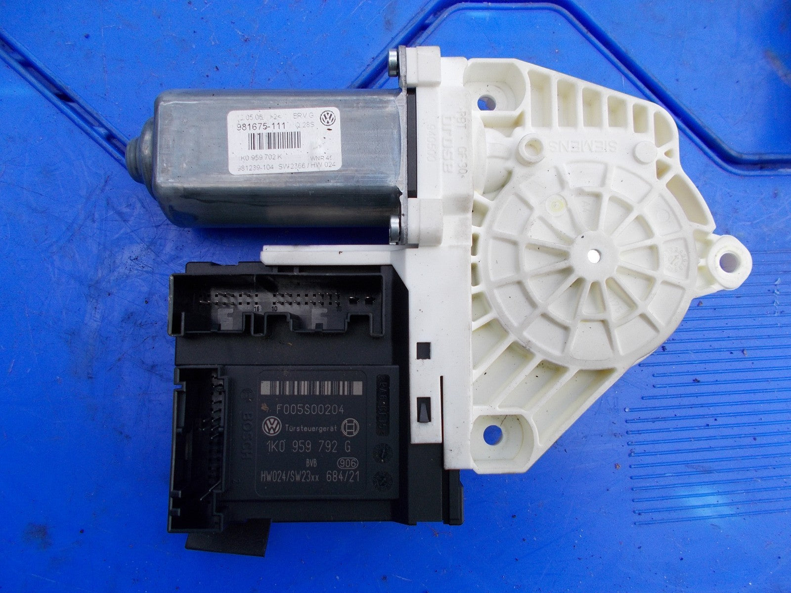 2006 VW PASSAT B6 NSF PASSENGER SIDE FRONT WINDOW MOTOR 1K0959792G 1K0959702K