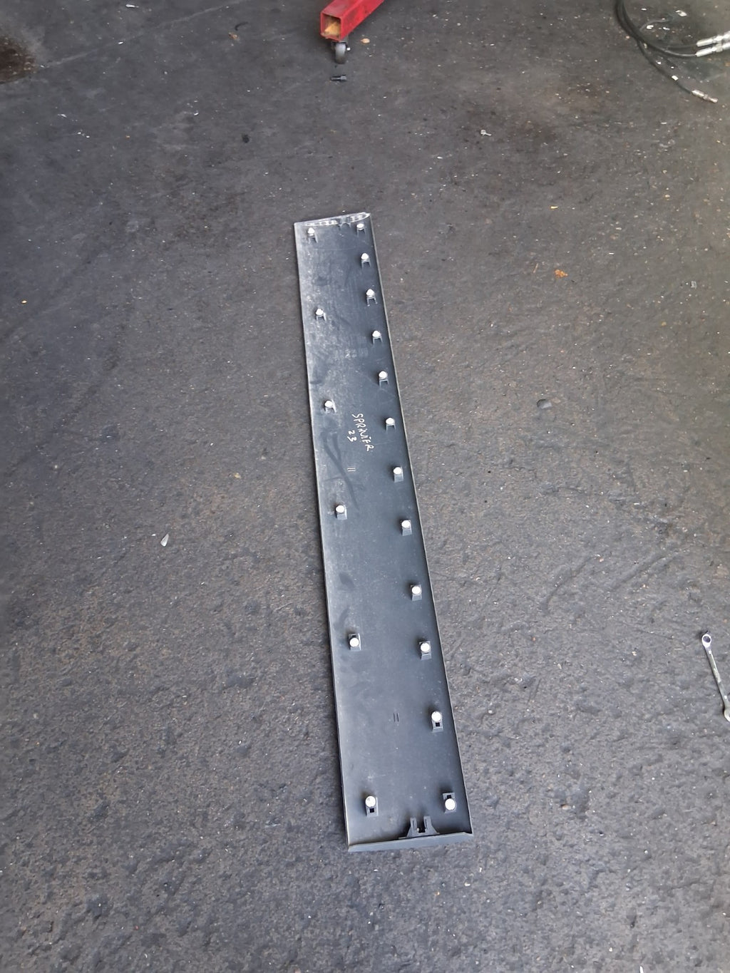 2023 MERCEDES BENZ SPRINTER W907 OS DRIVER CENTRE REAR MOULDING TRIM A9106906800