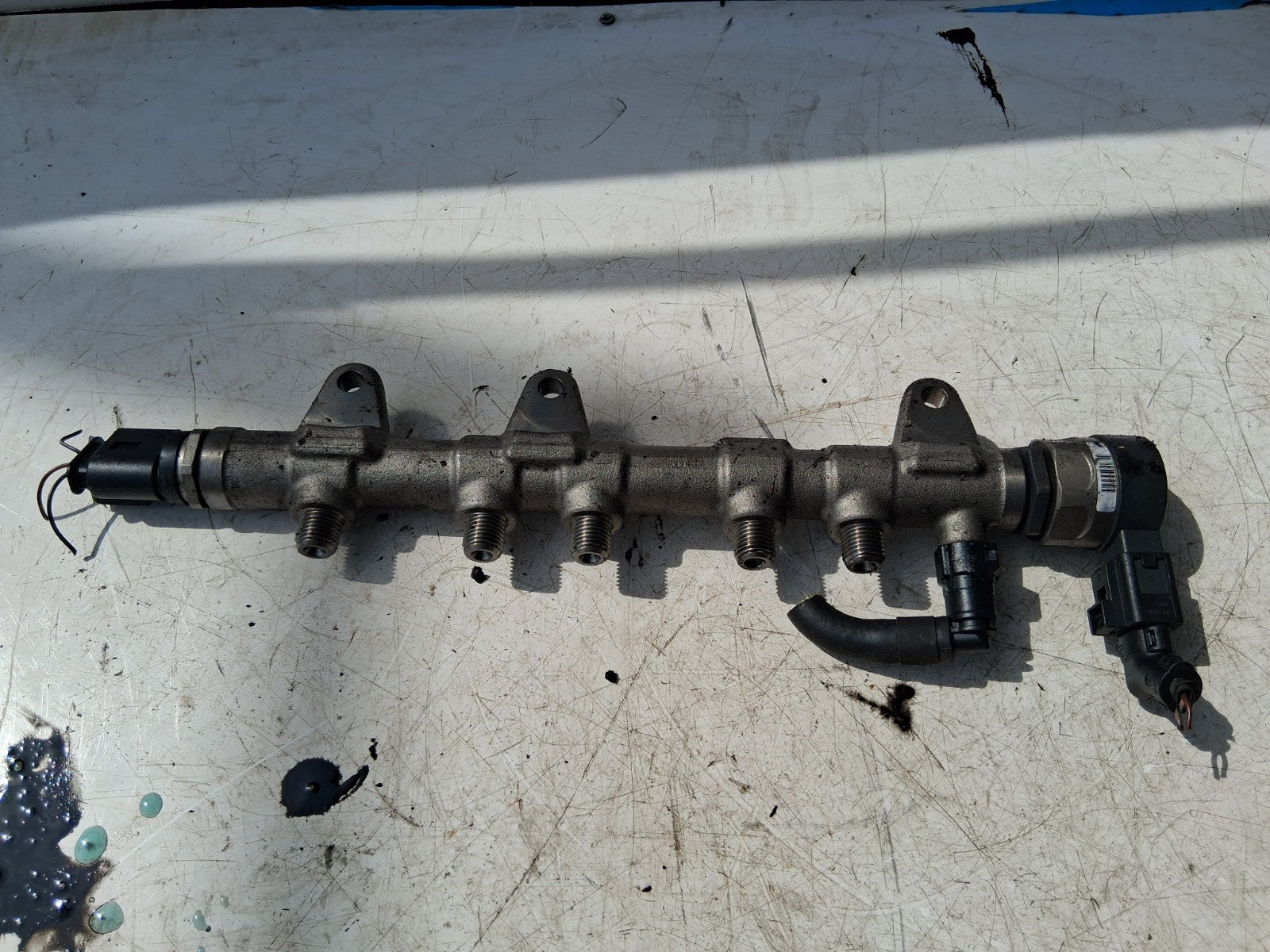 2018 BMW X1 F48 2.0 DIESEL INJECTOR FUEL RAIL