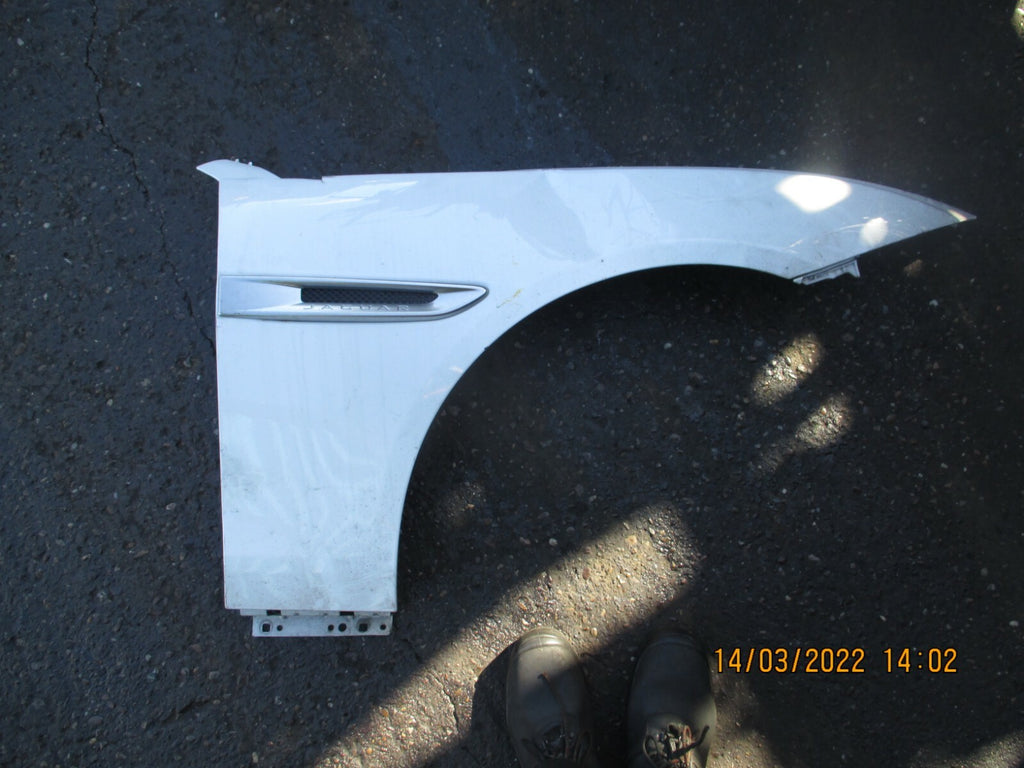 JAGUAR XE 2019 OS DRIVER SIDE WING PANEL WITH BADGE WHITE DAMAGED