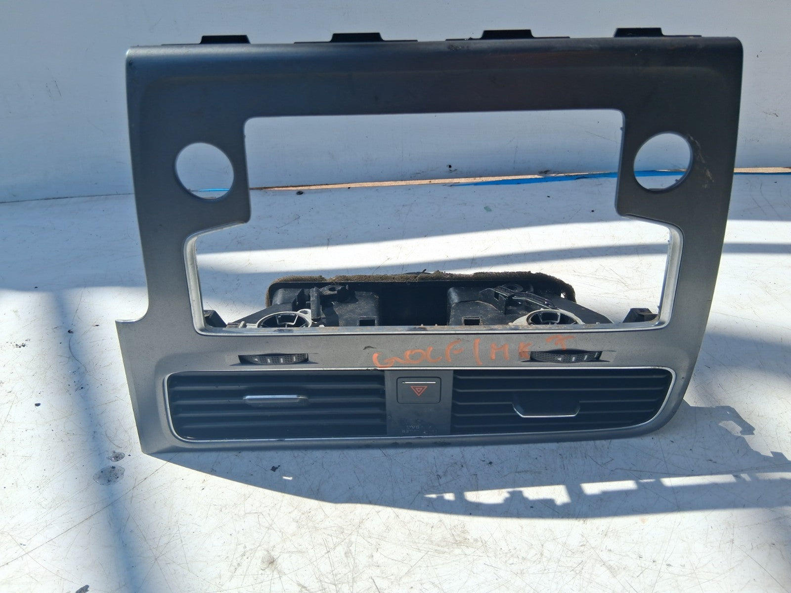 2013 VW VOLKSWAGEN GOLF MK7 CENTRE AIR VENTS WITH CONSOLE/ STEREO TRIM 5G2819743