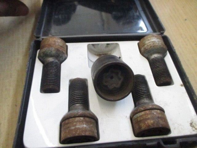 2015 MERCEDES C-CLASS COUPE W204 LOCKING WHEEL NUT WITH KEY
