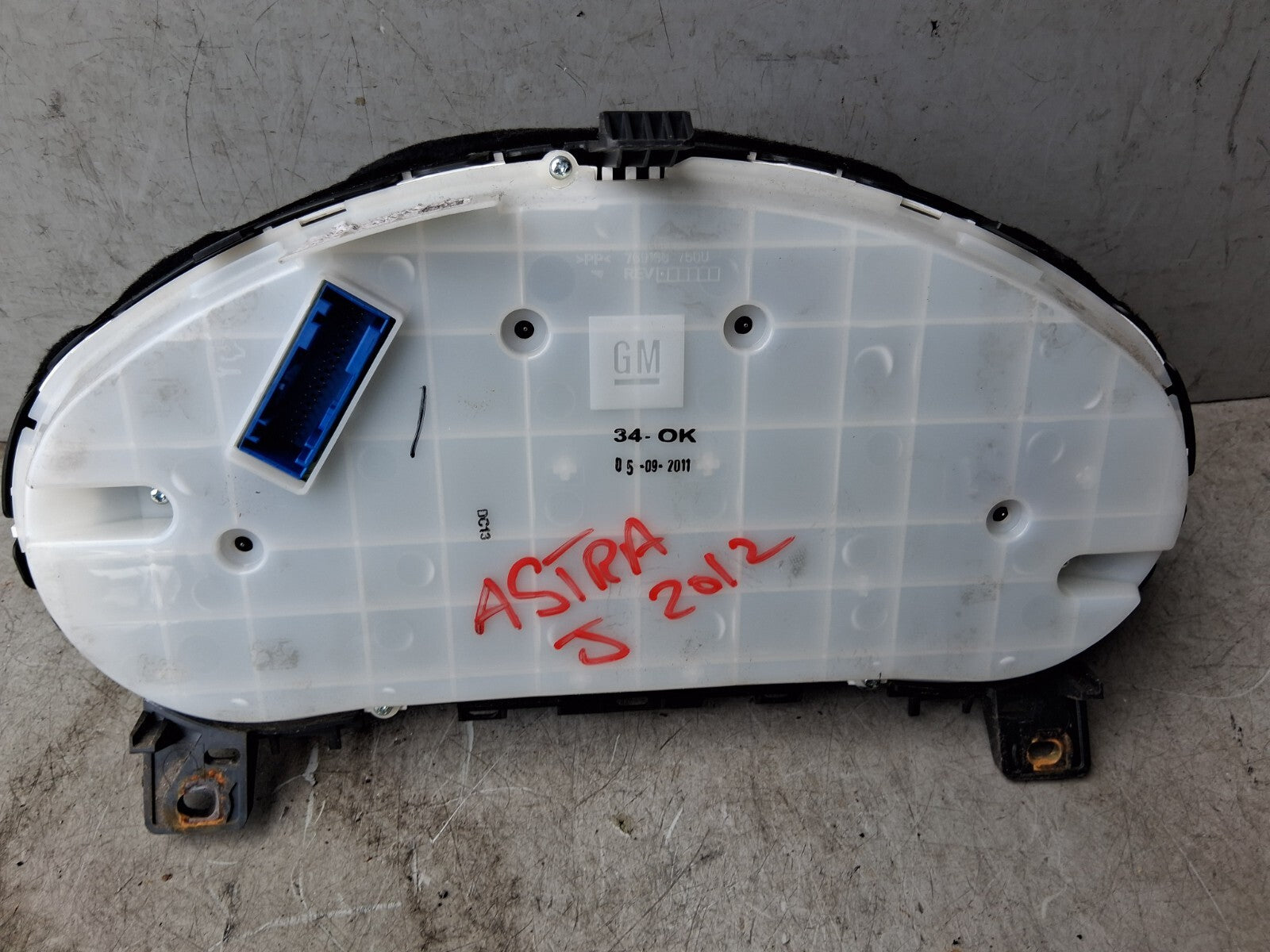 2012 VAUXHALL ASTRA J SPEEDOMETER CLUSTER SURROUND TRIM PANEL 13356300