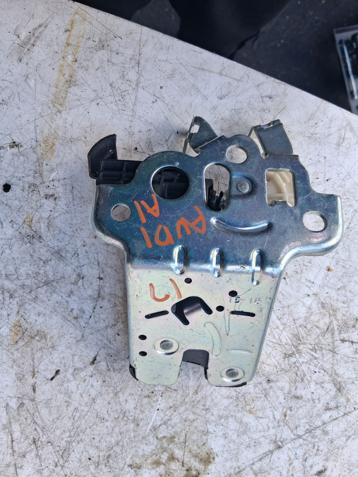 2017 AUDI A1 8X REAR BOOT LOCK 8R0827505A