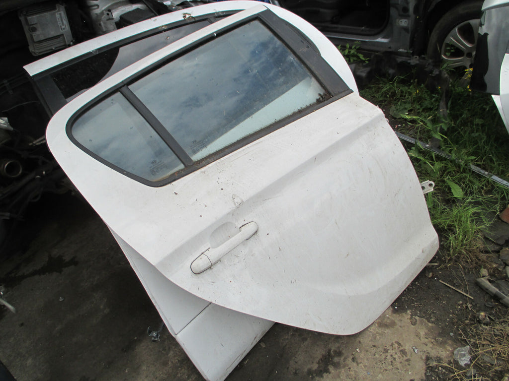 HYUNDAI  I20 MK1 2008-2012 OSR DRIVER SIDE REAR COMPLETE DOOR WHITE