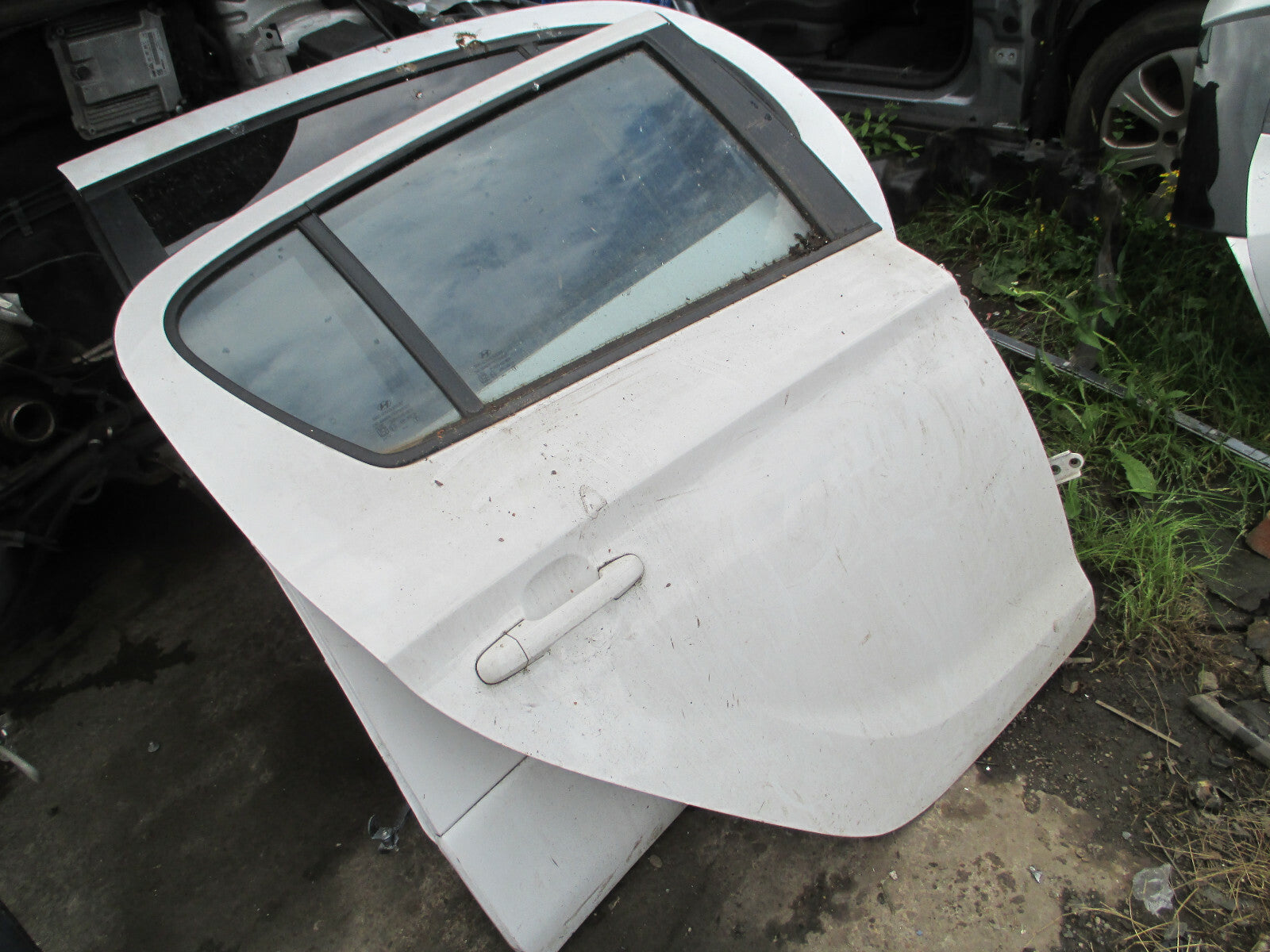 HYUNDAI  I20 MK1 2008-2012 OSR DRIVER SIDE REAR COMPLETE DOOR WHITE