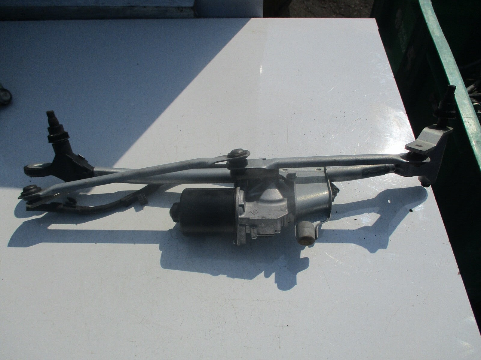 BMW 1 SERIES E87 1.6 2006 FRONT WIPER MOTOR AND MECHANISM 7 193 037 01