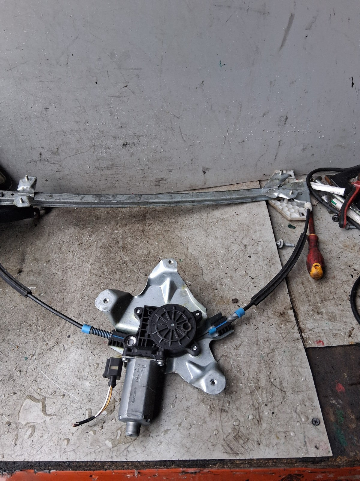 2011 FORD CONNECT NS PASSENGER SIDE FRONT WINDOW REGULATOR 2T14V23201