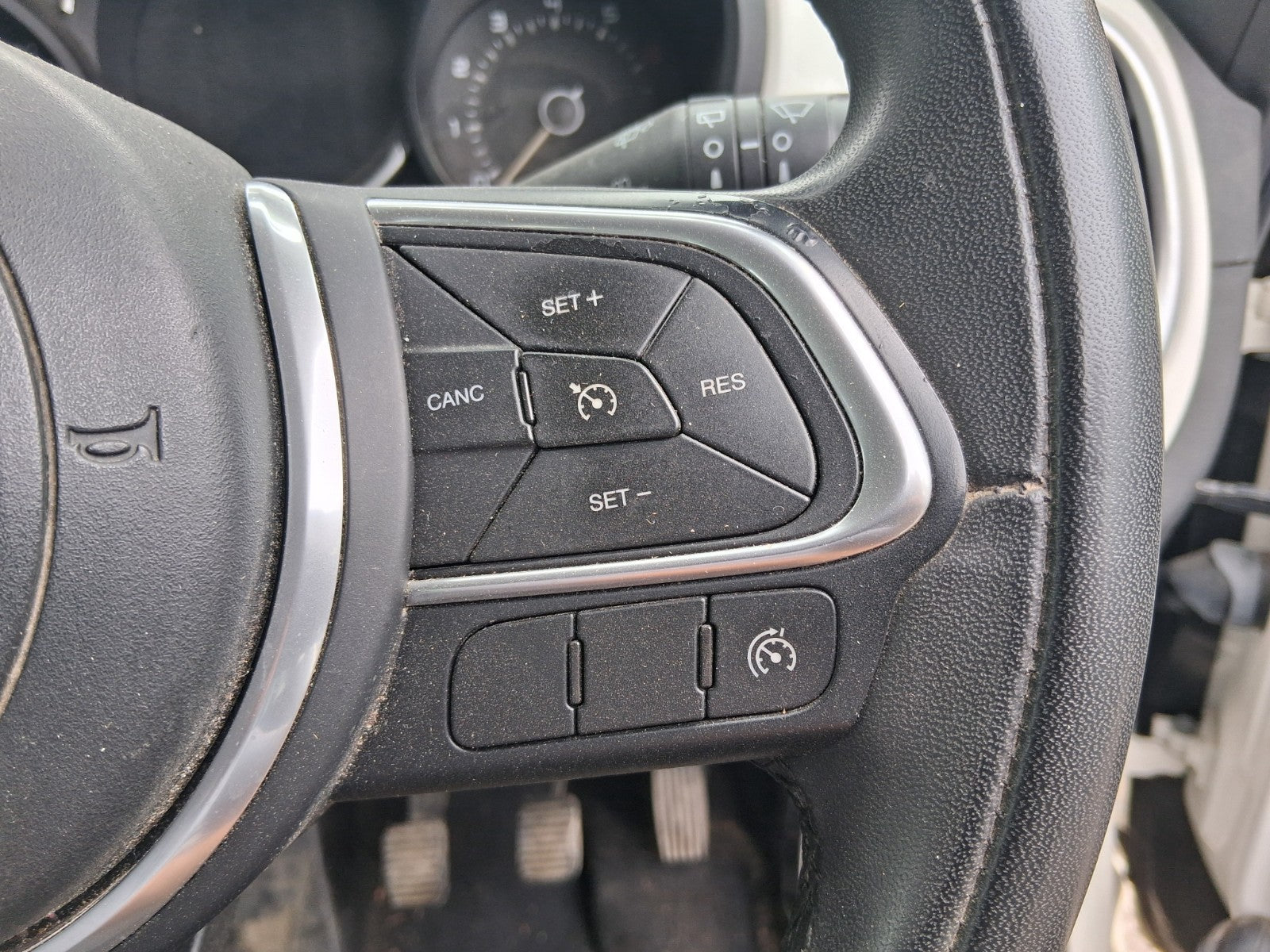 2019 FIAT 500L HATCH 3 SPOKE MULRIFUNCTION LEATHER STEERING WHEEL NO AIRBAG