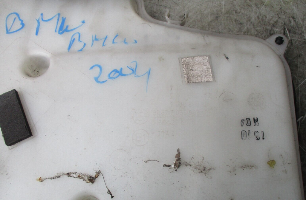 2004 BMW 1 3 1 X WINDOW SCREEN WASHER BOTTLE AND PUMP WASHER TANK 61677068998