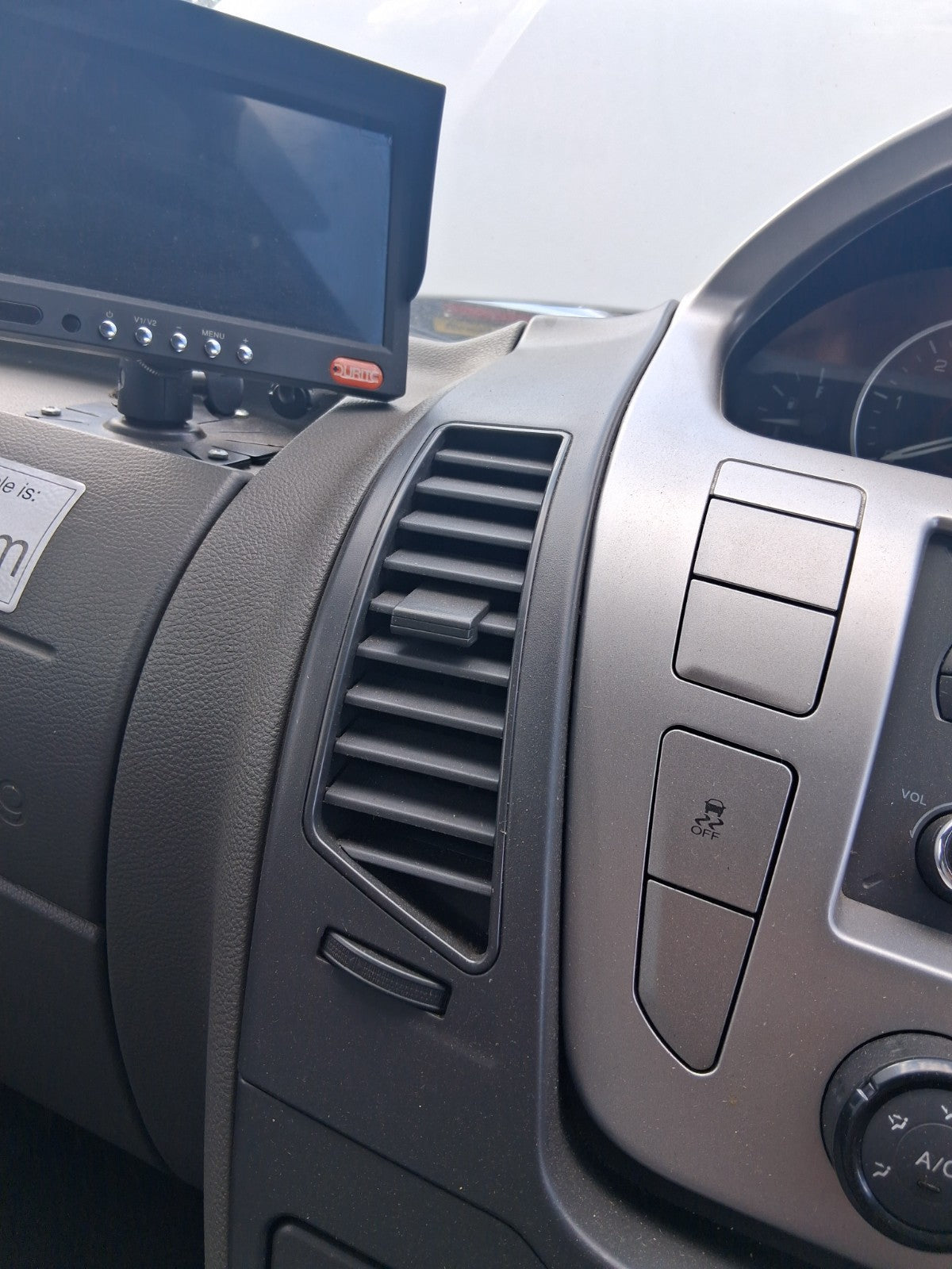 2020 SAIC LDV V80 FRONT DASHBOARD CENTER BOTH AIR VENTS