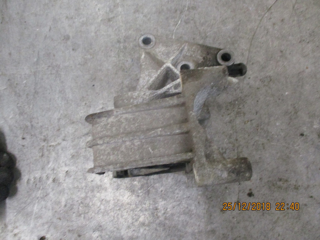 VAUXHALL VECTRA B ENGINE MOUNT BRACKET 90497583