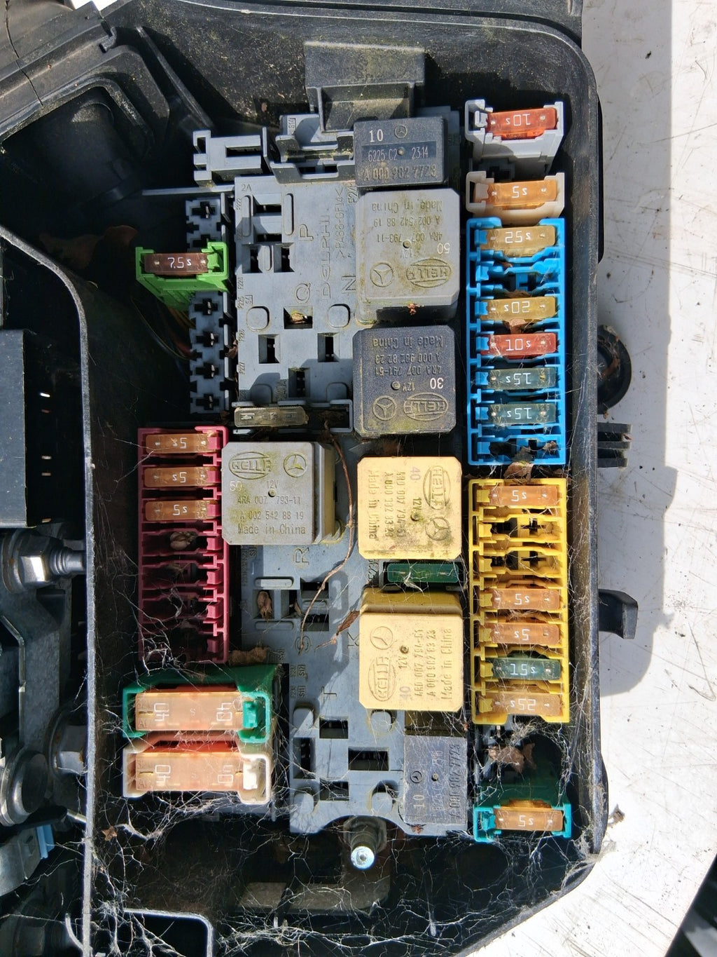 MERCEDES BENZ CLA 2016 C117 2.1 DIESEL RELAY FUSE BOX ASSEMBLY