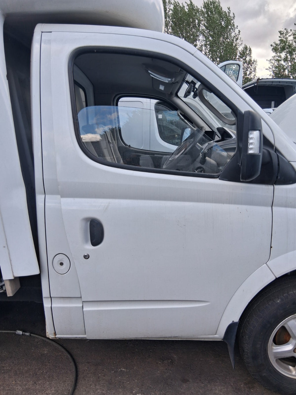 2020 SAIC LDV V80 OSF DRIVER SIDE FRONT RIGHT BARE DOOR WHITE