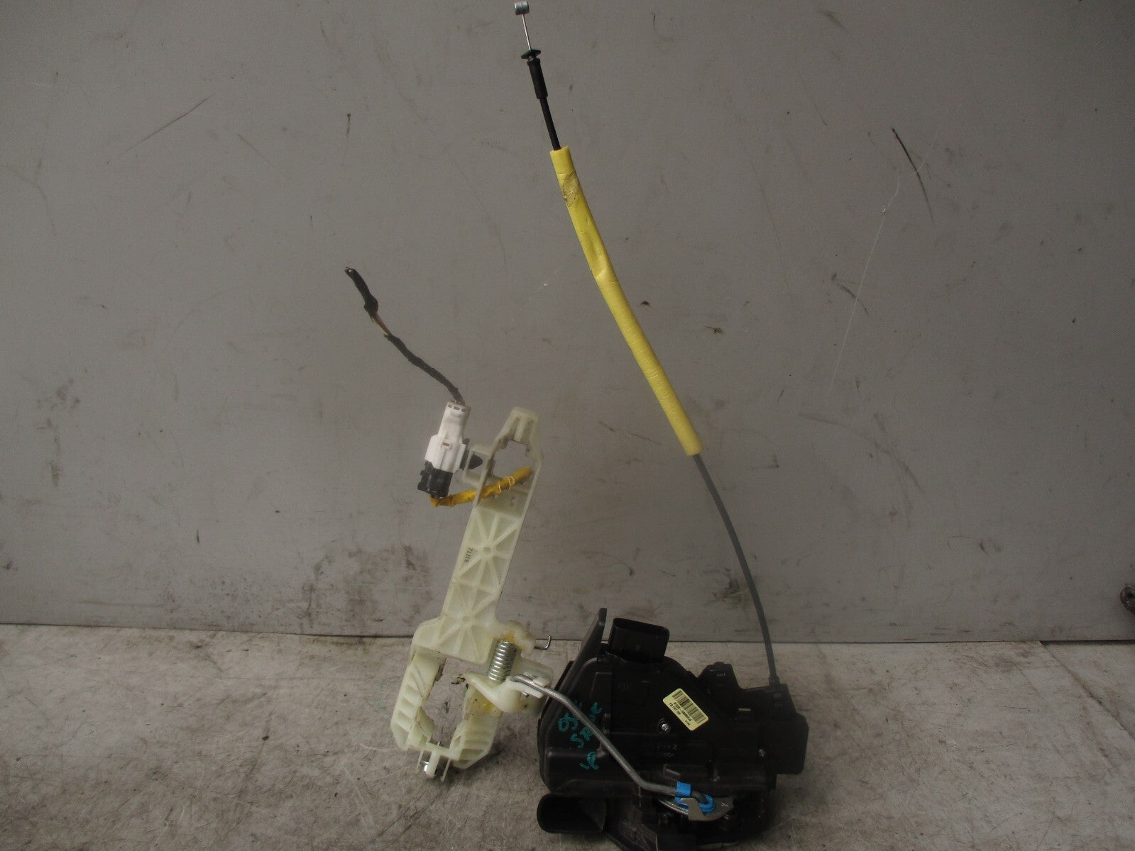 2018 KIA STONIC OSF DRIVER SIDE FRONT RIGHT DOOR LOCK MECHANISM 81320H8060