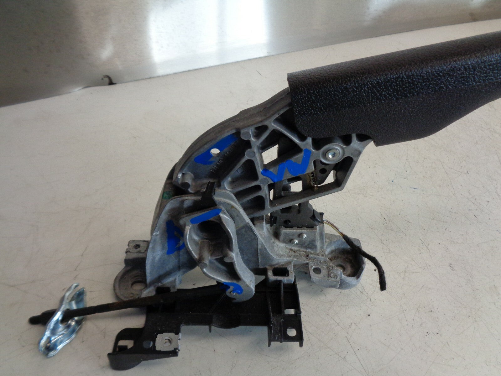 VW VOLKSWAGEN SCIROCCO 2011 MANUAL HANDBRAKE LEVER HANDLE MECHANISM 1K0711303M
