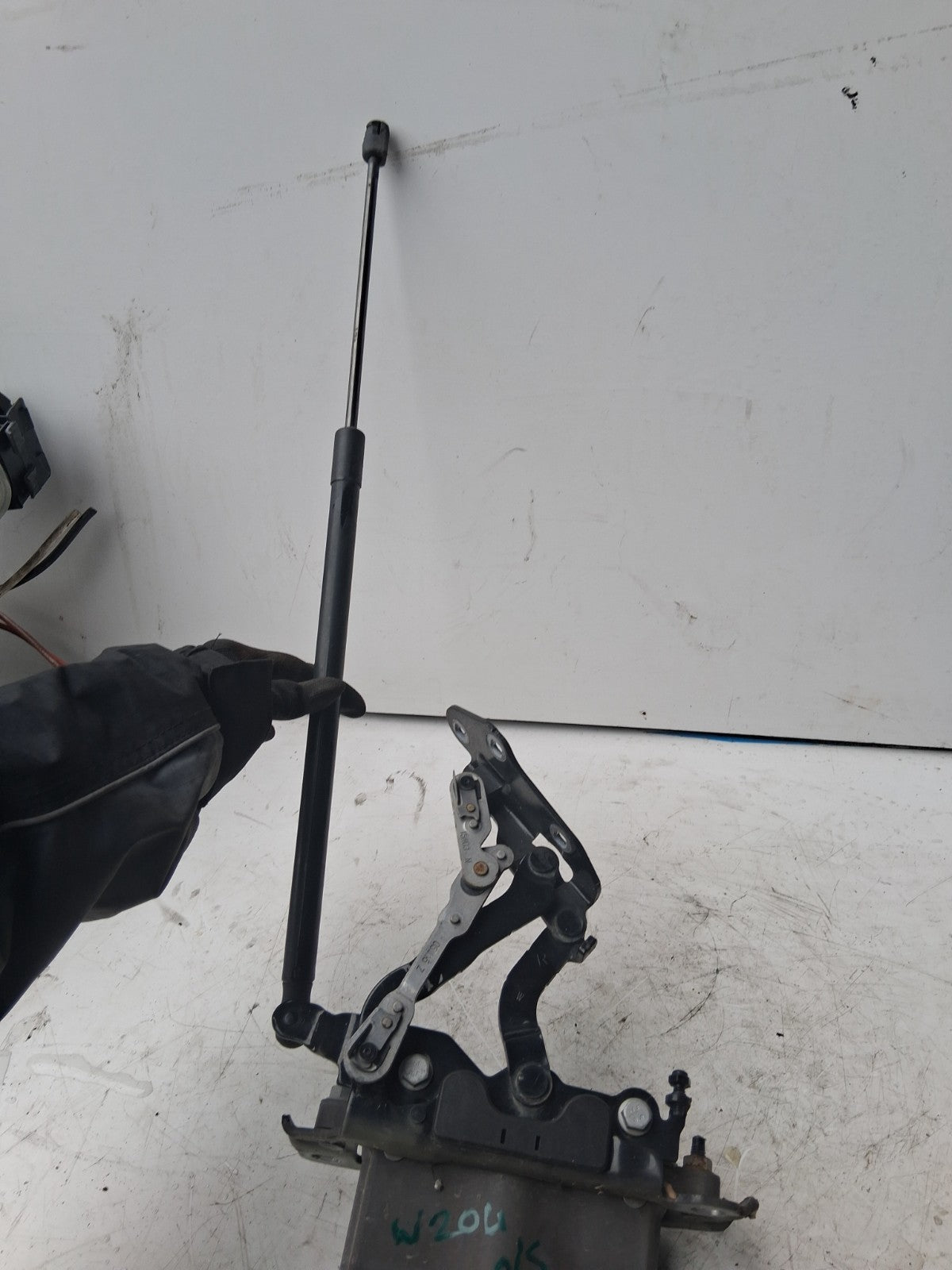 2015 MERCEDES BENZ W204 C CLASS OS DRIVER SIDE BONNET ACTUATOR FRONT A2129066301