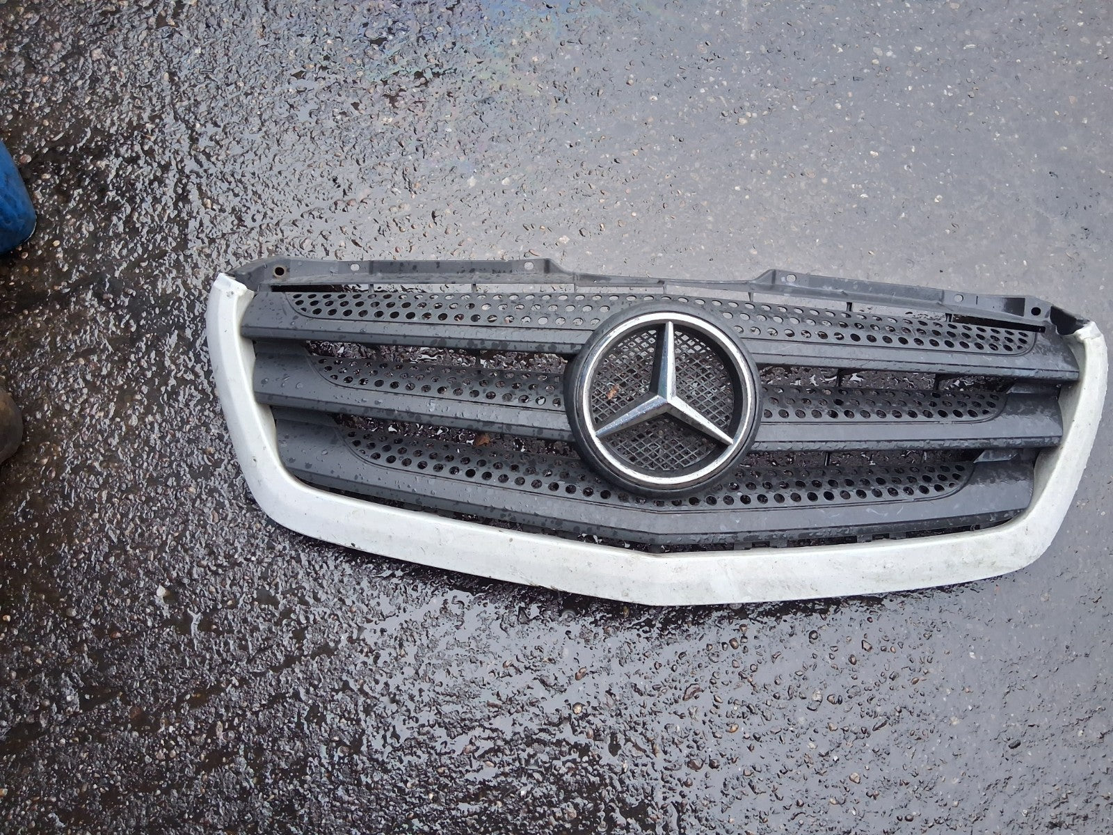 2016 MERCEDES SPRINTER MK2 W906 FRONT BUMPER GRILL BADGE A9068880523