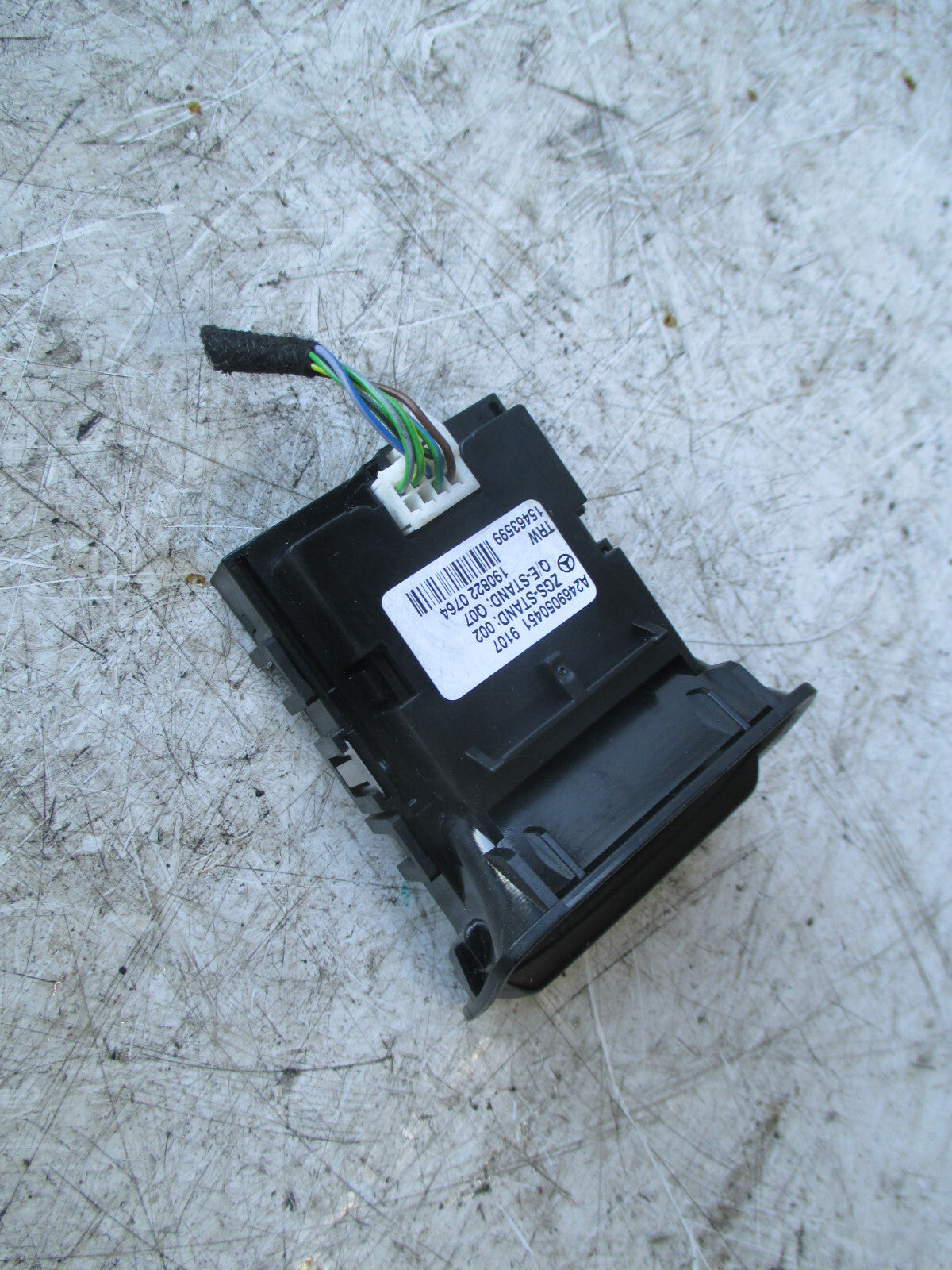 MERCEDES BENZ GLA MK1 X156 2019 ELECTRONIC HANDBRAKE RELEASE SWITCH a2469050451