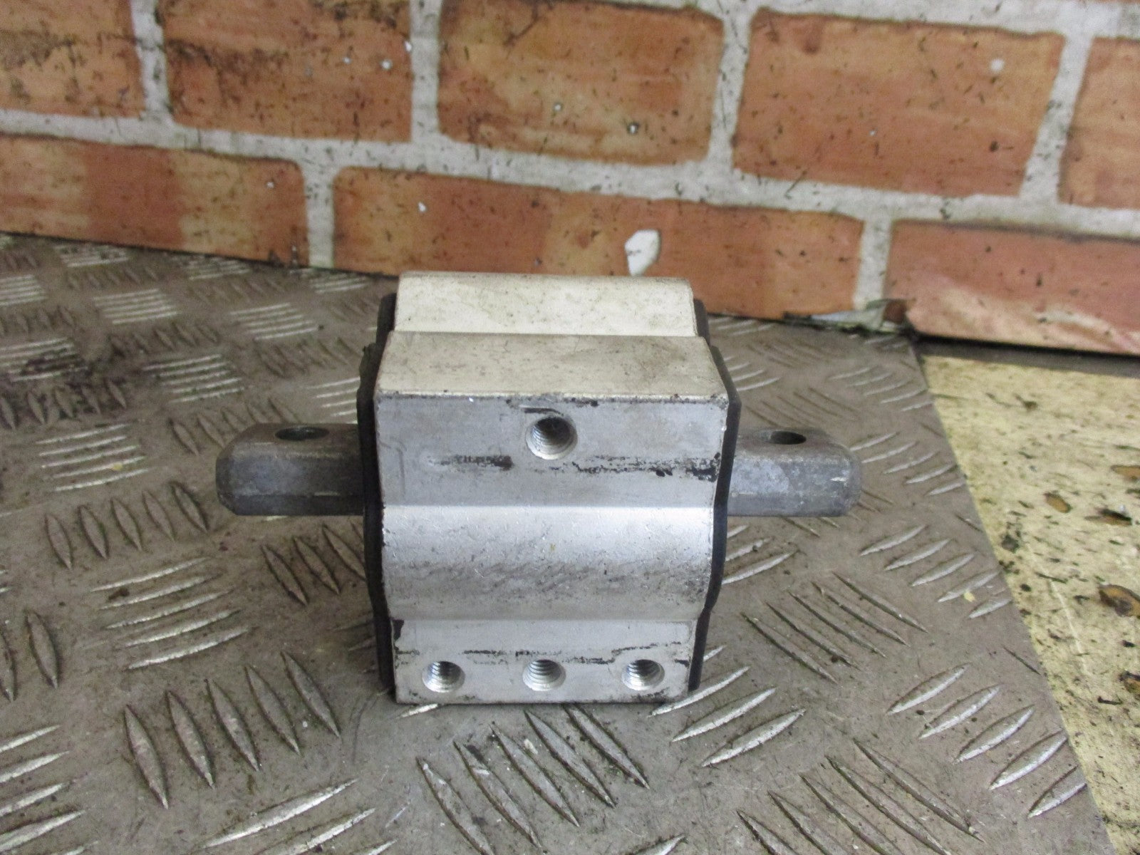 MERCEDES C CLASS S204 2013 C220 CDI 2.1 LOWER GEARBOX ENGINE MOUNT A2122400818