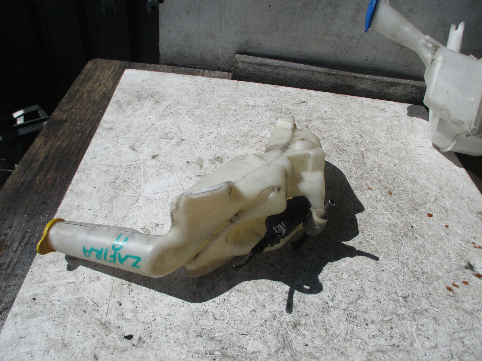 ZAFIRA A 2003 WINDSCREEN WASHER BOTTLE TANK BOTTLE WITH WATER PUMP MOTOR