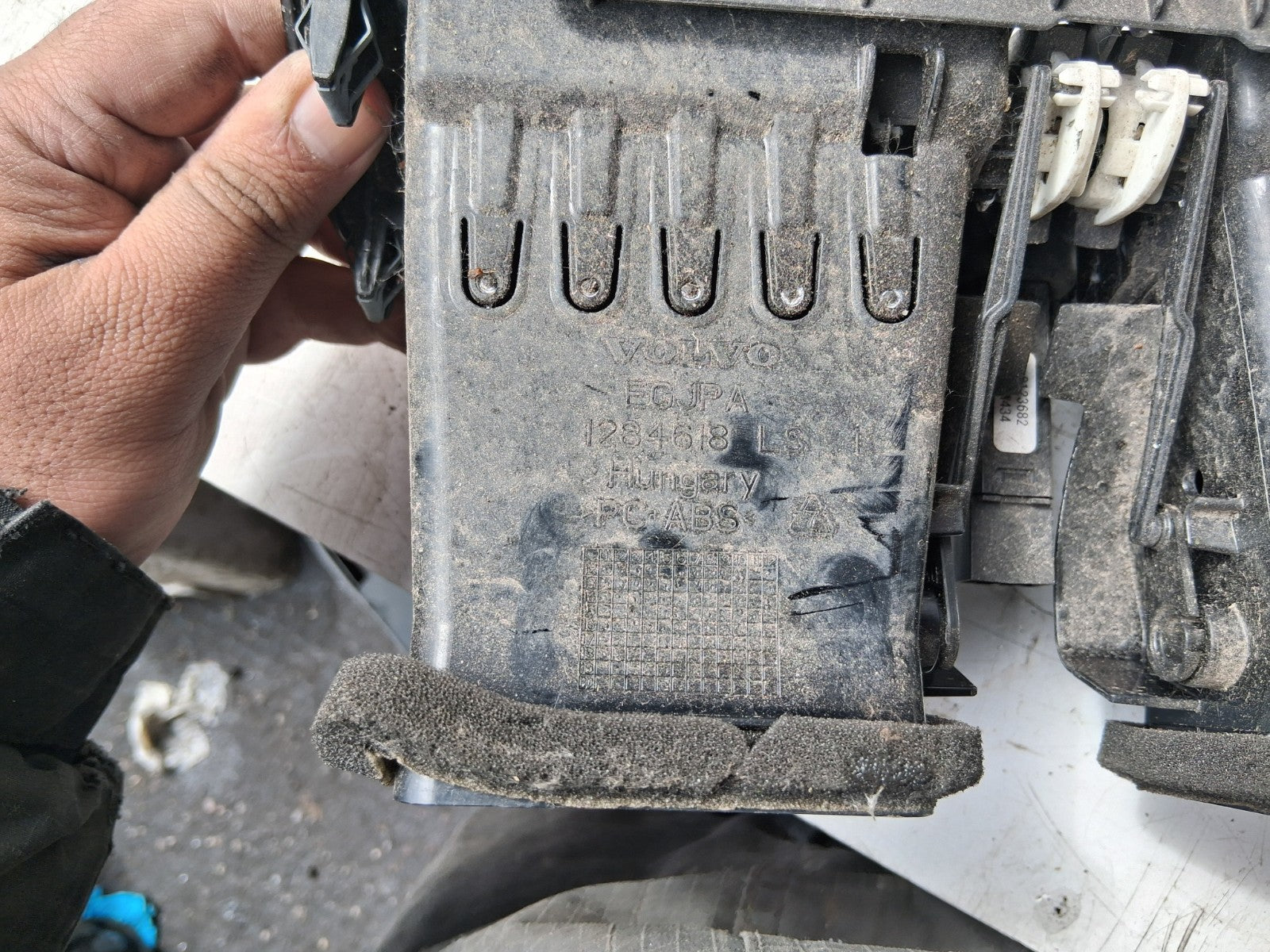 2016 VOLVO V40 DASH CENTER DOUBLE AIR VENT AND HAZARD SWITCH
