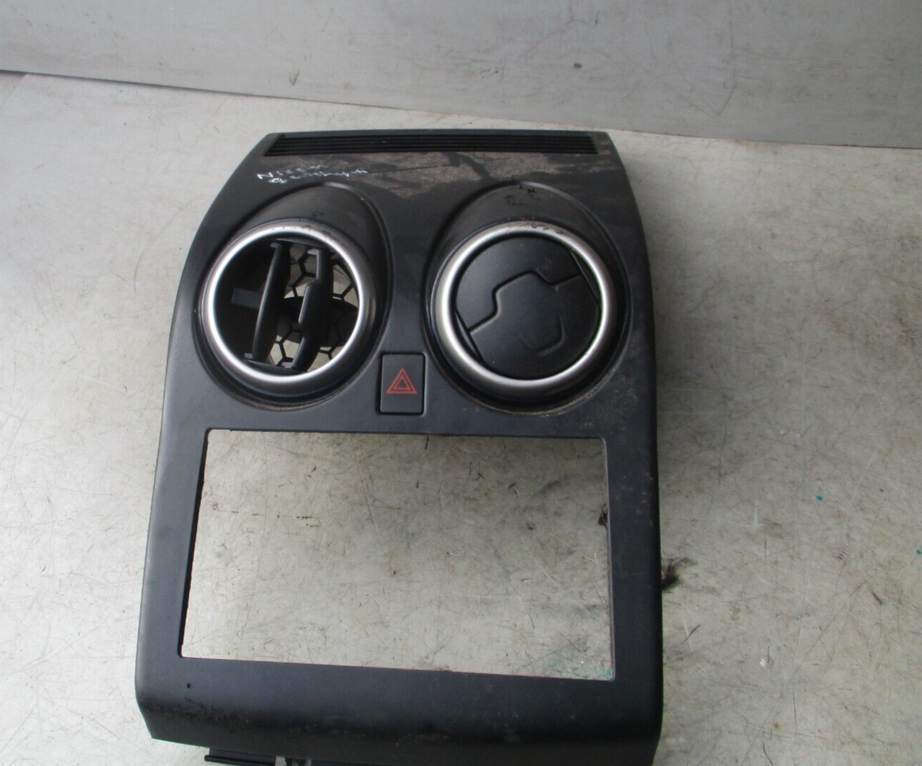 2012 NISSAN QASHQAI CENTRE HEATER AIR VENTS SURROUND TRIM PANEL P10381A77100