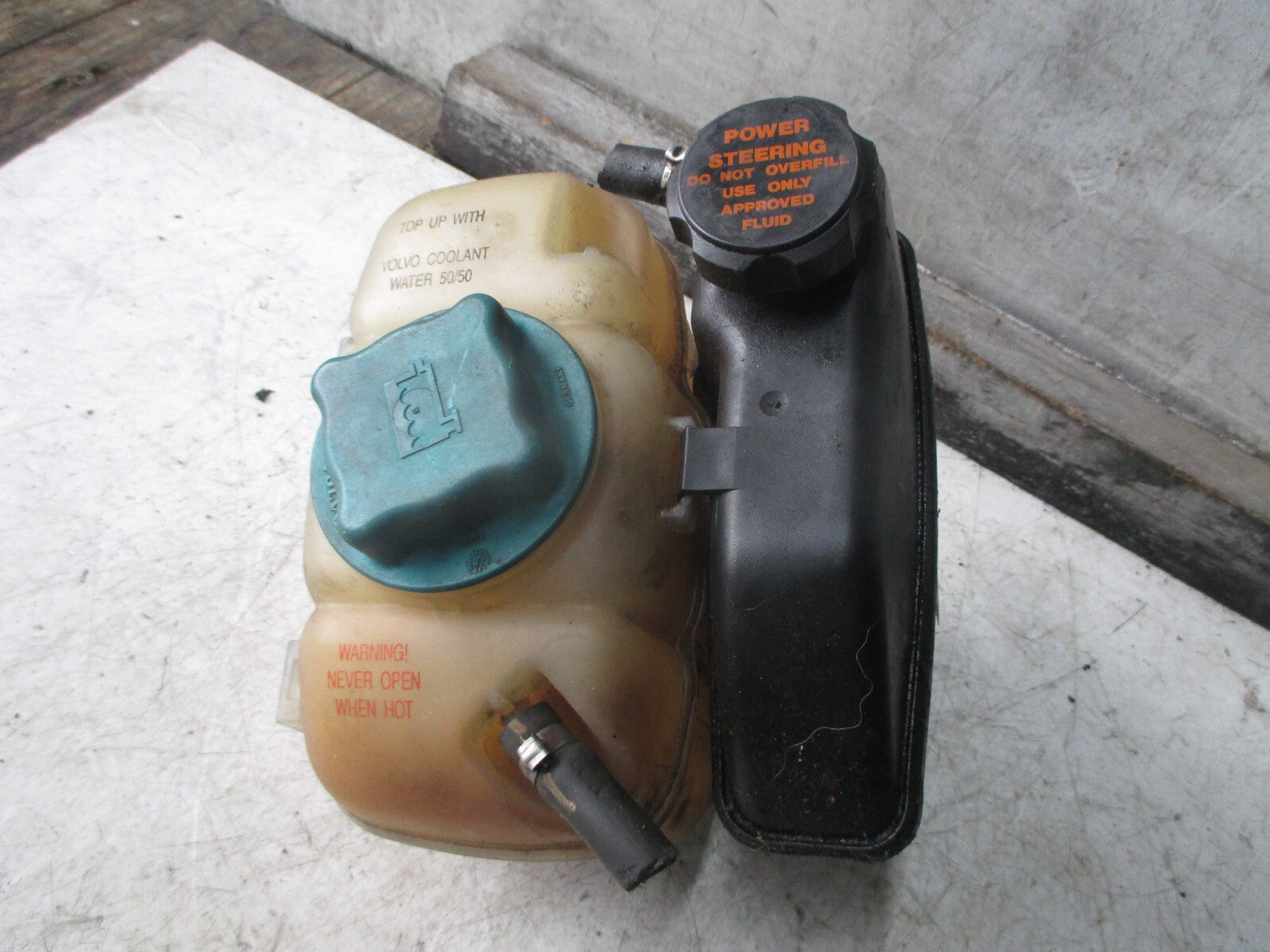 VOLVO V70 S60 2000 COOLANT RESERVOIR EXPANSION TANK BOTTLE 8683455