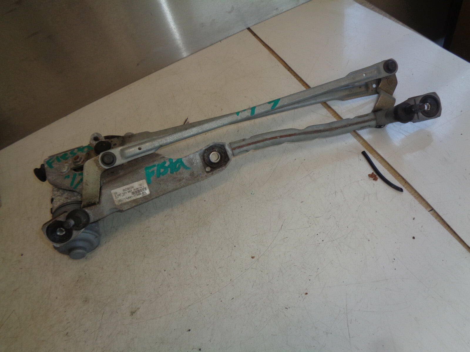 FORD FIESTA MK7 2017 FRONT WINDSCREEN WIPER MOTOR & LINKAGES 8A6117500BG