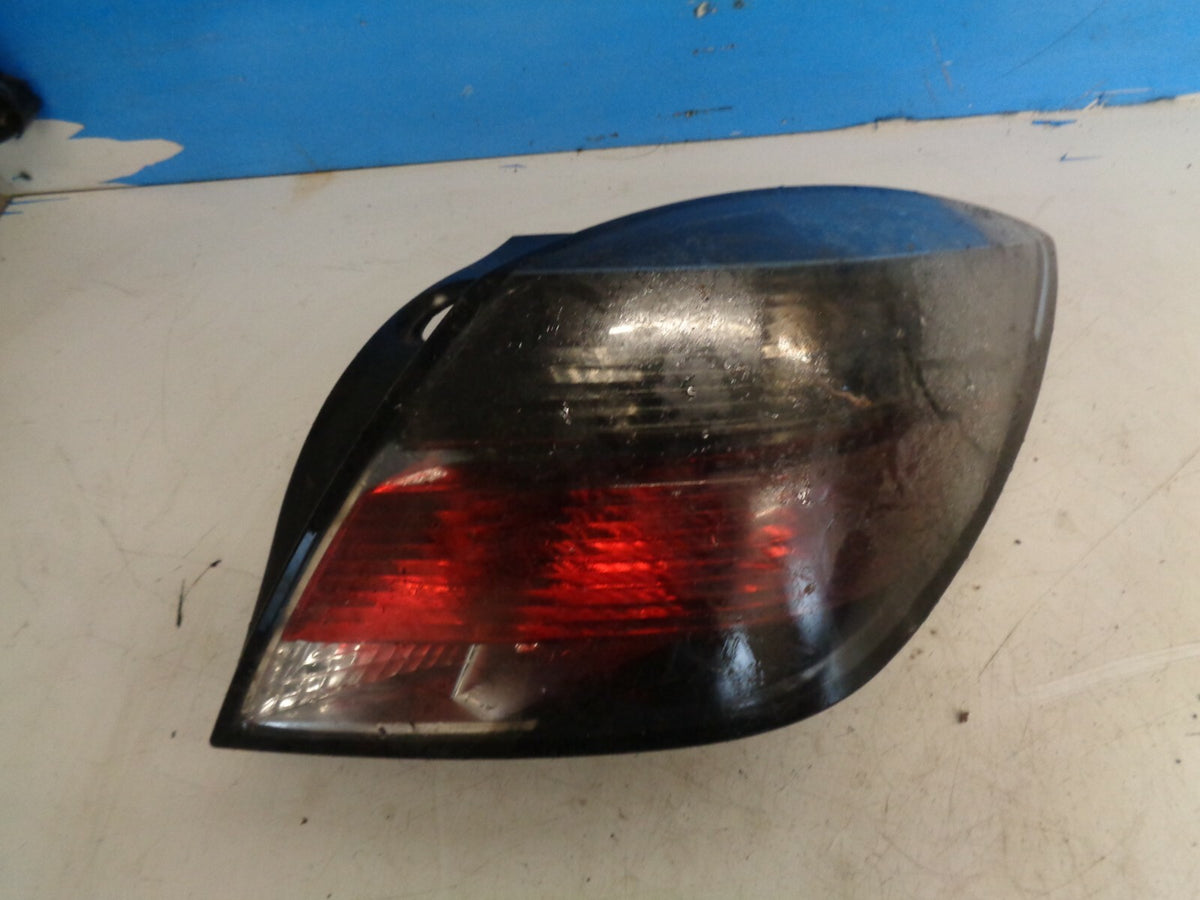 VAUXHALL ASTRA H MK5 OSR DRIVER SIDE REAR TAIL LIGHT 24451834