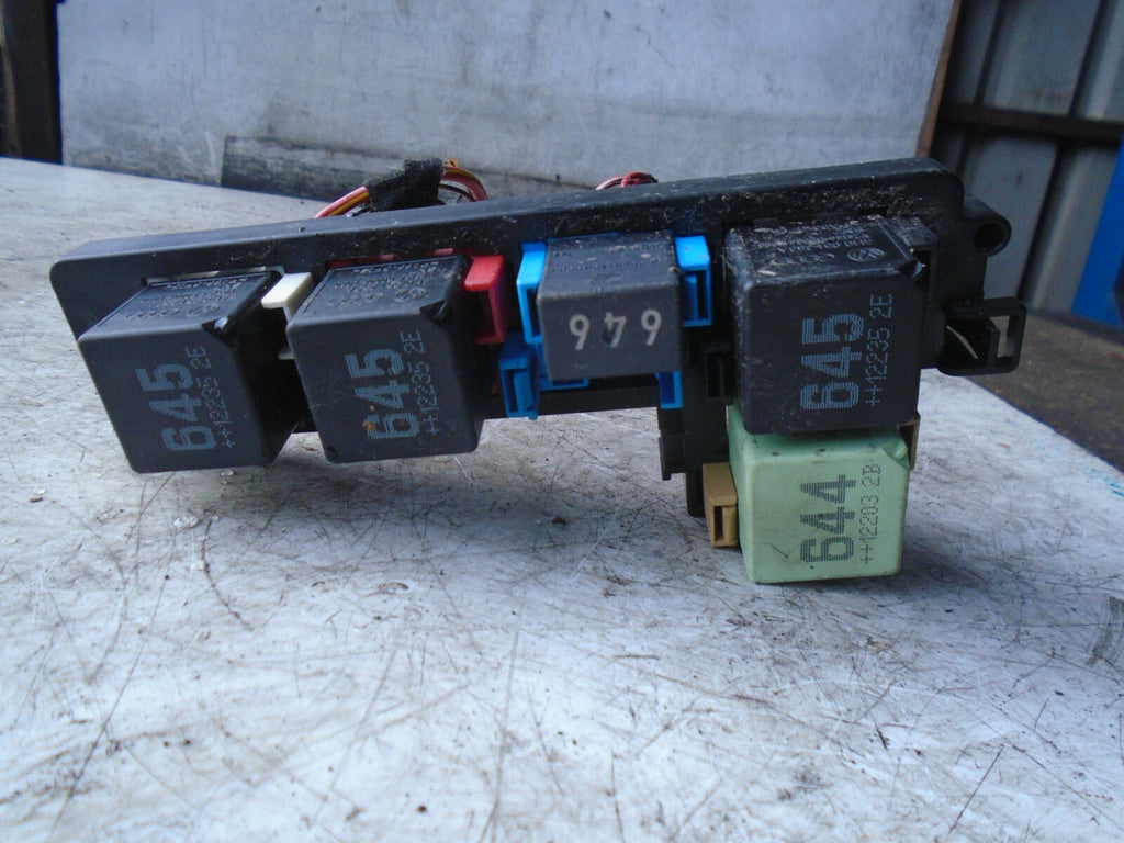 VOLKSWAGEN GOLF 2012 MK6 RELAY BRACKET WITH RELAYS 1K2937503