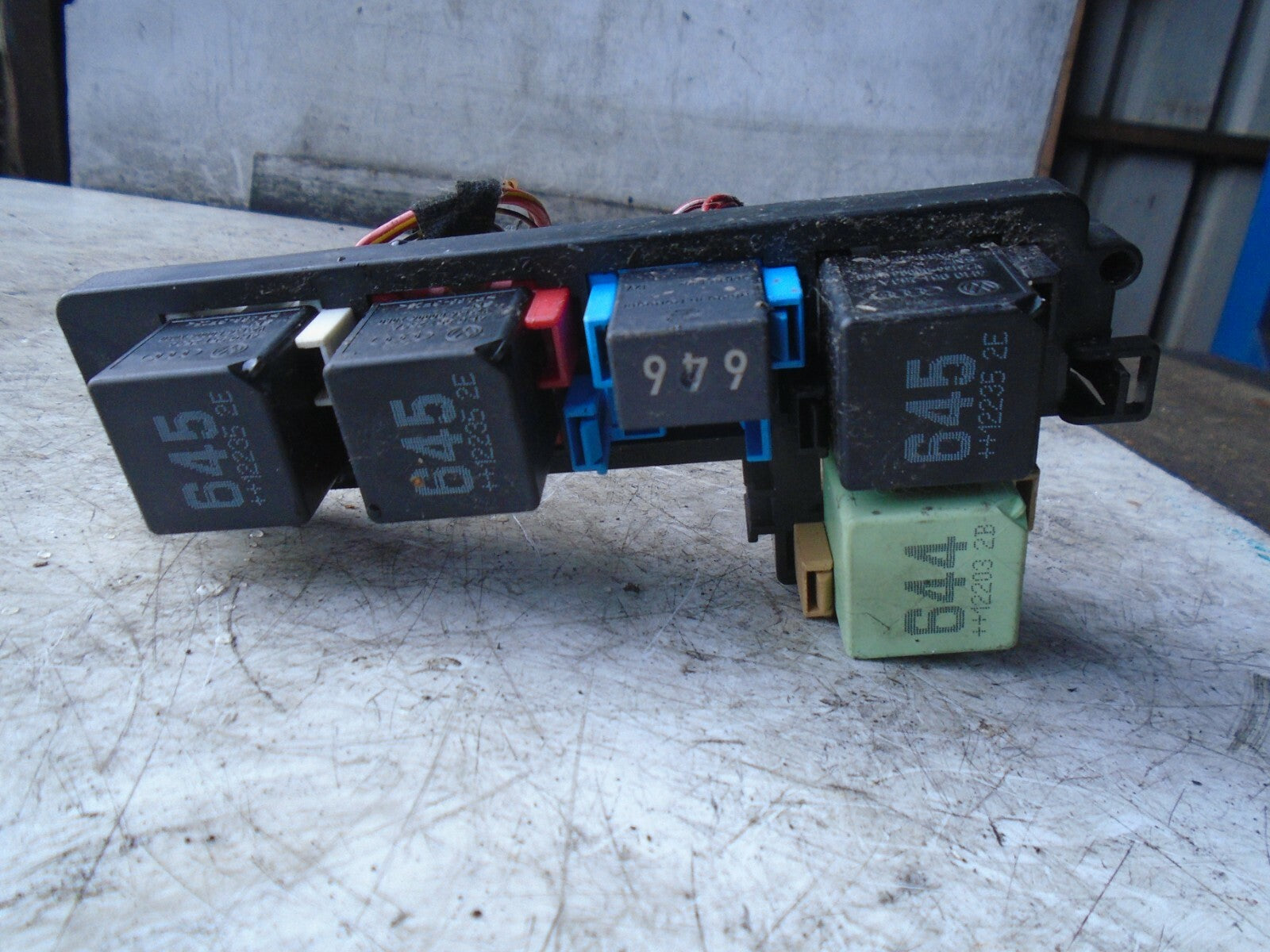 VOLKSWAGEN GOLF 2012 MK6 RELAY BRACKET WITH RELAYS 1K2937503