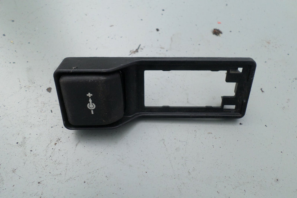 BMW 1 SERIES E87 CHARGING PORT COVER COURTESY LIGHT 6949439
