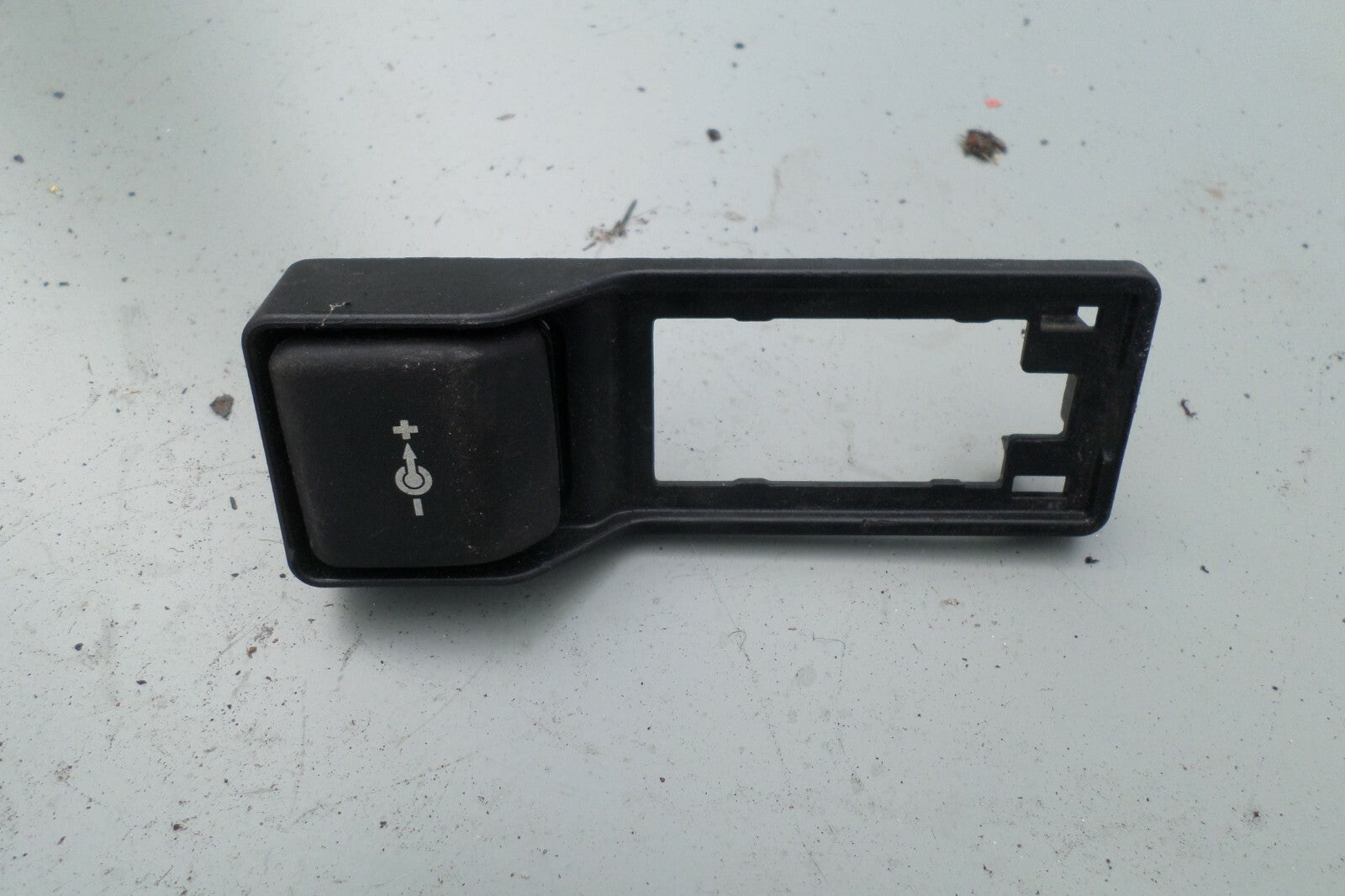 BMW 1 SERIES E87 CHARGING PORT COVER COURTESY LIGHT 6949439