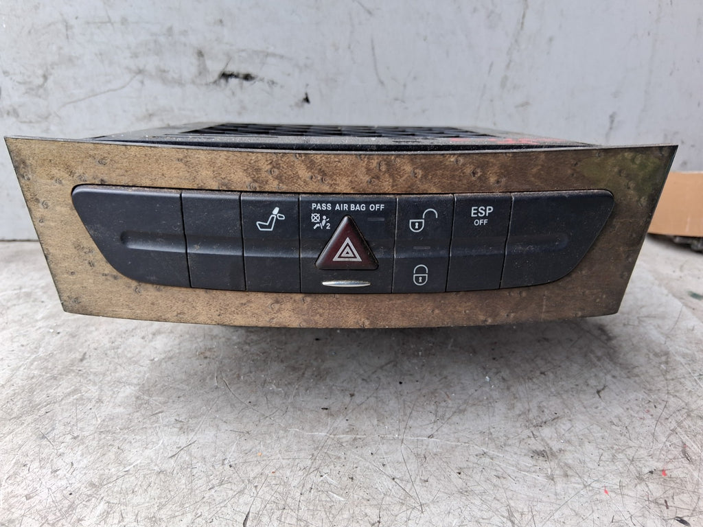 2004 MERCEDES E CLASS W211 HAZARD WARNING LIGHT SWITCH PANEL TRAY A2116800552