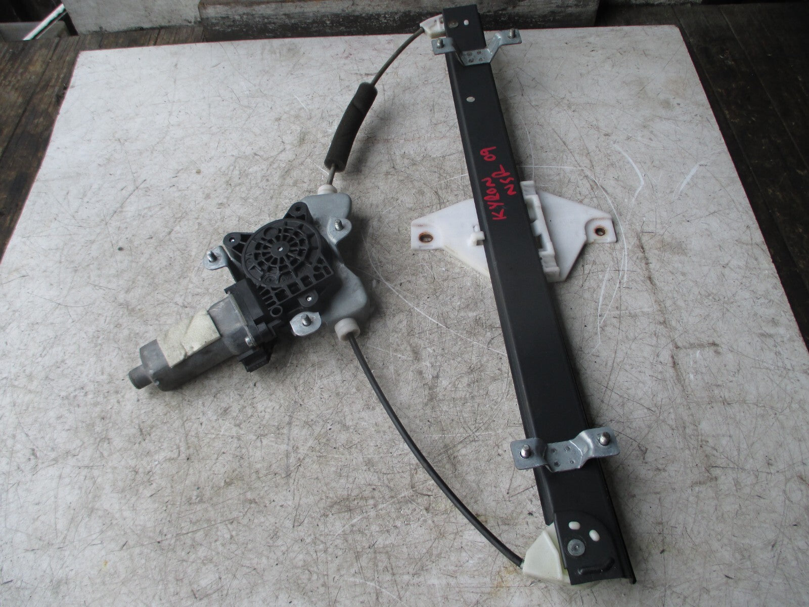 SSANGYONG KYRON 2009 2.0 DIESEL NSR PASSENGER SIDE WINDOW MOTOR REGULATOR