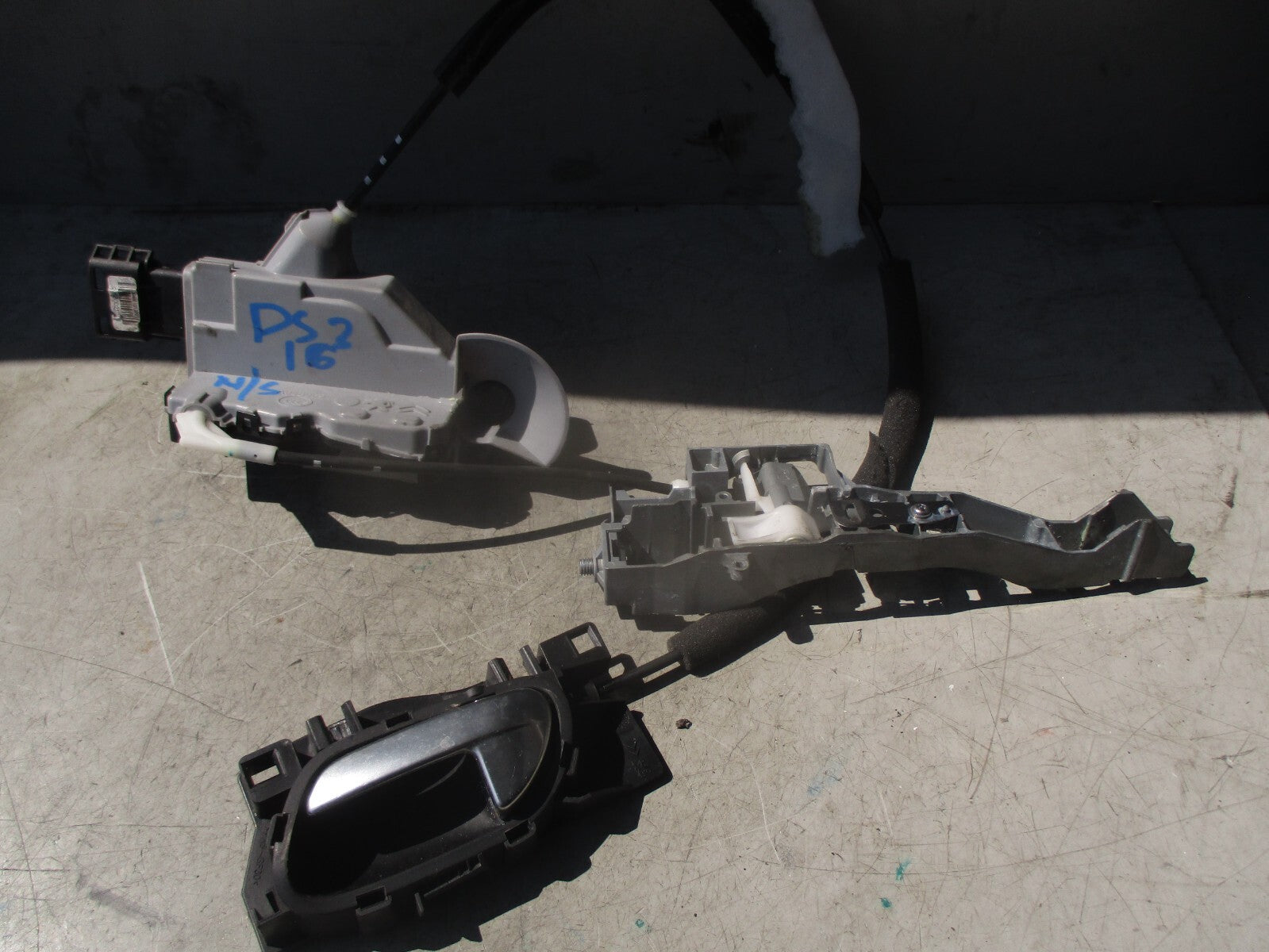 2016 CITROEN DS3 NSF PASSENGER FRONT DOOR LOCK MECHANISM WITH DOOR HANDLE A04963