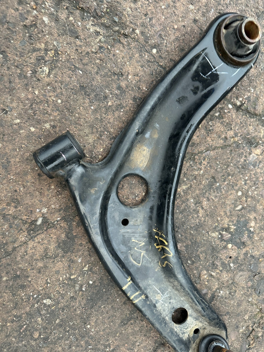 2016 TOYOTA YARIS MK3 1.3 NS PASSENGER SIDE FRONT LOWER ARM WISHBONE CONTROL ARM