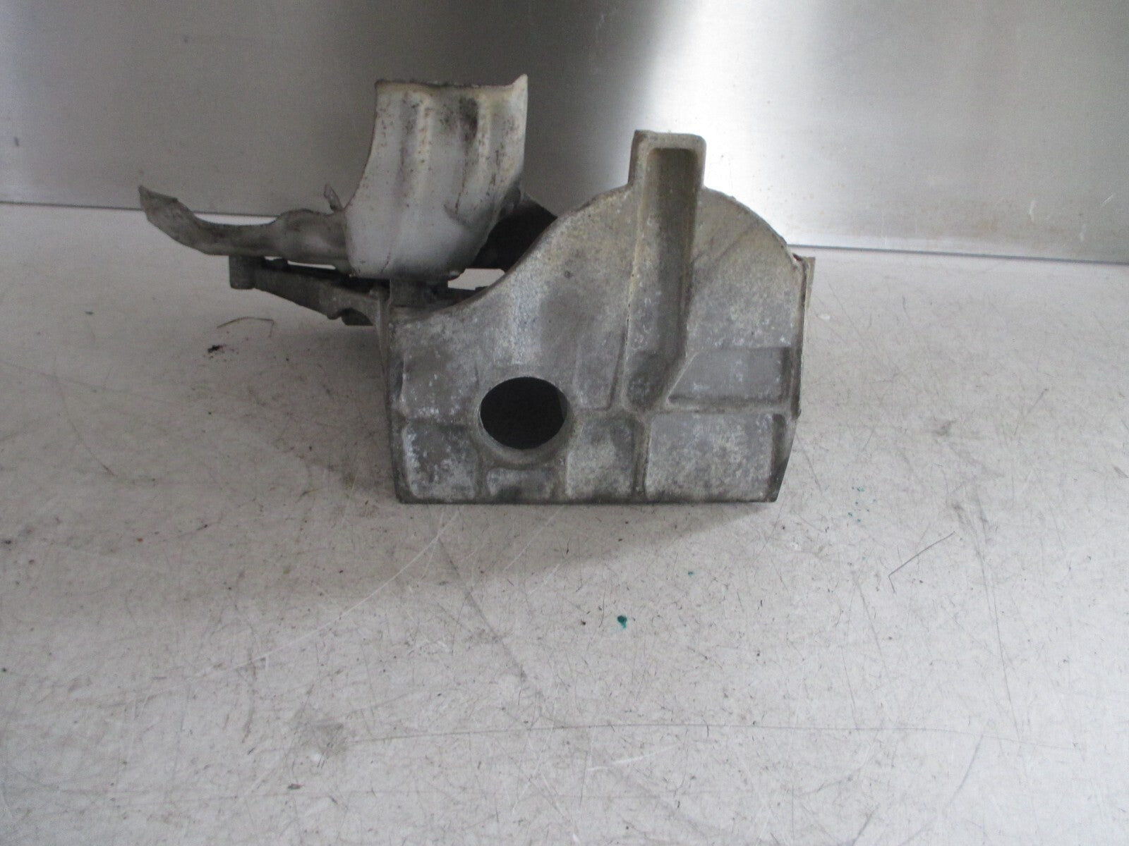 2013 VAUXHALL VIVARO ENGINE MOUNT BRACKET 8200798760